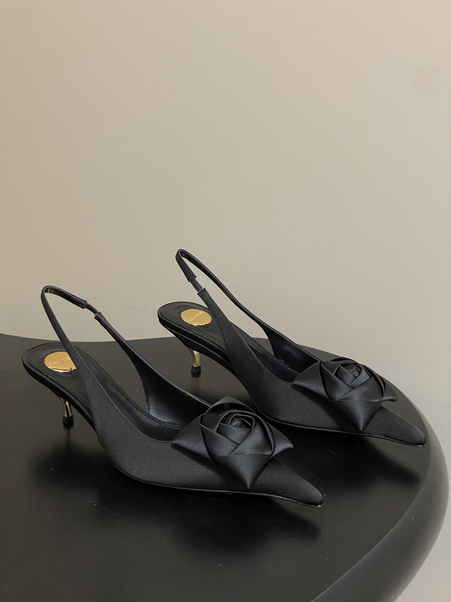 NO:630875,- Saint Laurent Saint Laurent's latest catwalk model, YSL floral high-heeled shoes with small pointed toes and empty back cat-heeled sandals. The toe and contrasting color design make the final effect quite interesting. The different colors are also very beautiful. You can choose from straight heels, curved heels, with flowers, or without flowers. Only YSL understands women's hearts best and does not accept rebuttal. It is a super invincible feminine artifact and a must-have for women (z-product full-body customization, self-made molding, hardware accessories, perfect consistency). Silk upper  Sheepskin lining, genuine Italian leather outsole, heel height 5.5cm, size 35-39 (40 custom made, non-refundable), sandals, saint laurent, saint laurent, saint laurent, sandals, high heels, sheepskin, real silk, Leather soles19860909- Saint Laurent 圣罗兰最新走秀款YSL花朵高跟鞋小尖头后空猫跟凉鞋 鞋头和撞色的设计,最终呈现效果也挺有感觉 不同的配色也很好看 直跟、弯跟、带花、不带花可以选配 唯有YSL最懂女人心,不接受反驳,超级无敌女人味神器,女人必备（z品全身定制、自家开模 五金配件、完美一致） 鞋面真丝 内里垫脚羊皮 鞋底意大利真皮大底 跟高5.5cm 码数35-39（40定做不退换),凉鞋,saint laurent,saint laurent,saint laurent,sandals,high heels,sheepskin,real silk,Leather soles,Women's Shoes