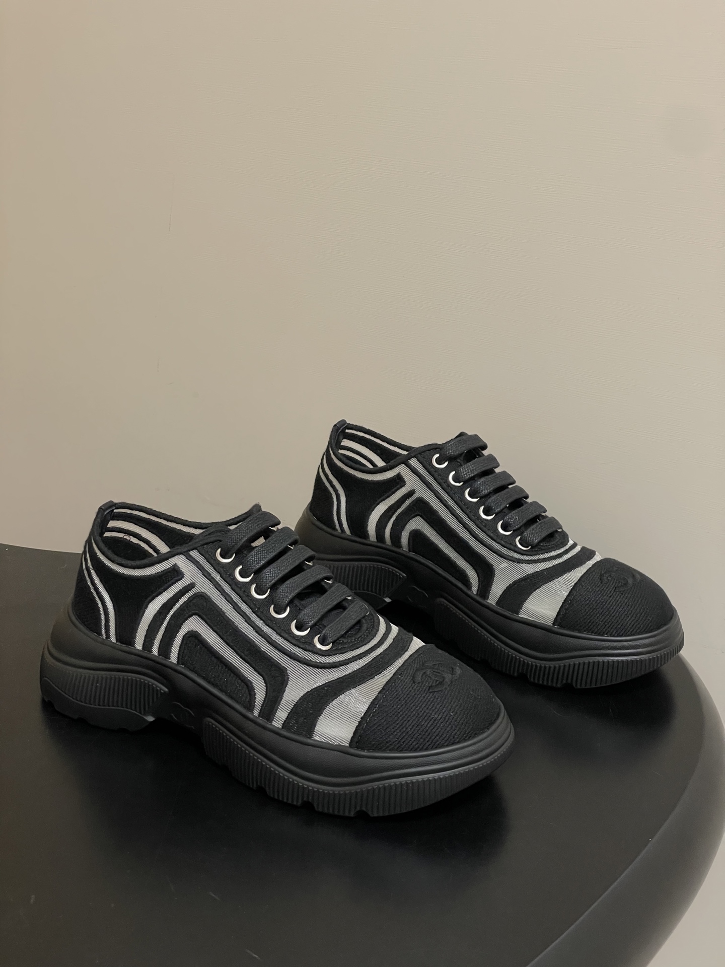 NO:646627,- 2026 spring and summer new Chanel Xiaoxiang thick-soled sneakers lace-up casual shoes with rhinestone surface/mesh surface. This classic design has a variety of electric embroidery styles on the upper; the outsole is fashionable and sporty; the extraordinary inclusion of a variety of color elements, diversified mix and match, very good-looking and versatile, casual, fashionable, sports, and outdoor can be taken into account. The upper is customized with imported fabrics. The lining is customized with imported breathable mesh. The sole is molded IP foam outsole.  Size 35-39 (40.41 customized, non-refundable), casual shoes/sports shoes, chanel, sneakers19860909- 2026春夏新款Chanel 小香厚底运动鞋系带休闲鞋钻面/网面 这款经典设计 鞋面多种工艺电绣的风格；大底却时尚运动；不平凡的拥入了多种配色元素多元化混搭非常好看百搭,休闲,时尚,运动,户外都能兼顾 鞋面定制进口布料 内里定制进口透气网 鞋底开模IP发泡大底 码数35-39（40.41定做不退换）,休闲鞋/运动鞋,chanel,sneakers,Women's Shoes