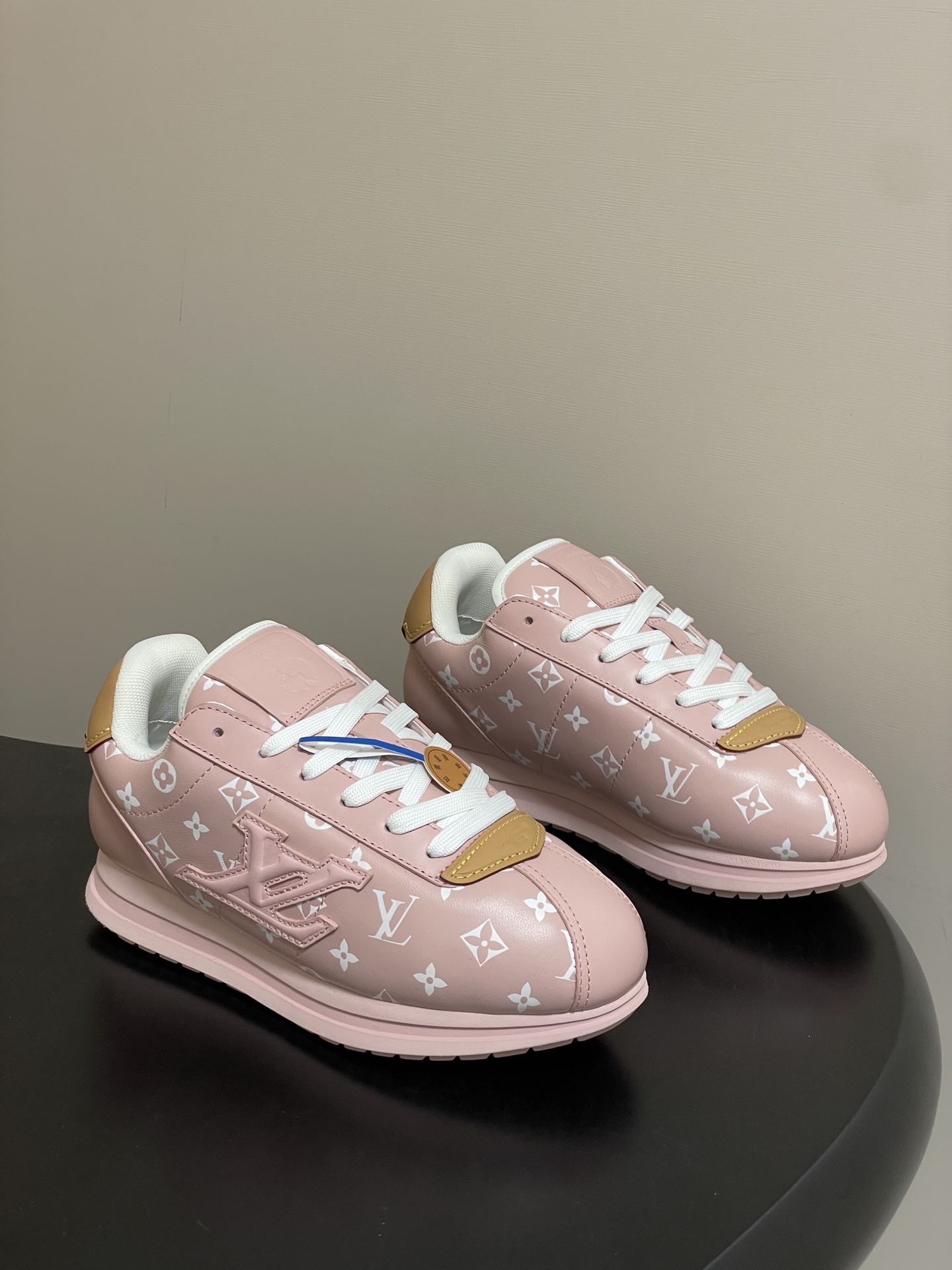 NO:646610,- LV × Nigo creates FW25 new trend force BUTTERSOFT thick-soled casual sports shoes, fat shoes for couples. Louis Vuitton 2025 autumn and winter series joins hands with Pharrell and Nigo to launch new shoes, reshaping classics with 'ButterSoft' texture. The series of shoes have a variety of colors, from classic black and brown to fresh pink and white, to meet different style needs. Iconic LV  The logo is integrated with the simple shoe shape, and the leather material has been specially treated to present a soft and delicate touch like butter, taking into account both fashion and comfort. In terms of matching, trendy items such as plaid denim are adapted to it, showing the collision of street and high-end fashion. This cooperation continues the two parties’ understanding of trend culture and injects fresh blood into the LV shoe line. The upper is cowhide, the lining is imported breathable mesh, the sole is molded foam rubber combination outsole, the size is 35-39 for women (40 is custom-made and cannot be returned)  Men 39-44 (45 is custom-made and non-returnable), casual shoes/sports shoes, louis vuitton, louis vuitton, sneakers, cowhide19860909- LV × Nigo 打造 FW25 潮流新势力BUTTERSOFT厚底休闲运动鞋胖胖鞋情侣款 Louis Vuitton 2025 秋冬系列携手 Pharrell 与 Nigo 推出全新鞋款,以 “ButterSoft” 质感重塑经典. 系列鞋款配色多元,从经典黑棕到清新粉白,满足不同风格需求.标志性 LV 标识与简约鞋型融合,皮革材质经特殊处理,呈现如黄油般柔软细腻的触感,兼顾时尚与舒适. 搭配方面,格纹牛仔等潮流单品与之适配,展现街头与高端时尚的碰撞.此次合作延续双方对潮流文化的理解,为 LV 鞋履线注入新鲜血液 鞋面牛皮 内里垫脚进口透气网布 鞋底开模发泡橡胶组合大底 码数女35-39（40定做不退换） 男39-44（45定做不退换）,休闲鞋/运动鞋,louis vuitton,louis vuitton,sneakers,cowhide,Women's Shoes