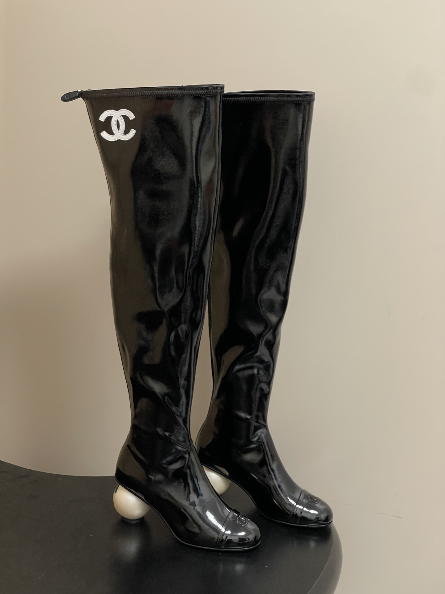 NO:646640,- Chanel Xiaoxiang's 2025 autumn and winter catwalk style double C giant pearl heel elastic over-the-knee high-heeled boots stunned everyone when they appeared on the fashionable T stage in Milan, and successfully promoted to the dream boots of fashion people. The combination of the classic double C logo and the giant pearl heel design is simple and elegant and fully displays the brand style. It is stunning in any photo. The giant pearl heel is a miracle, breaking the conventional design, which not only adds a luxurious and romantic atmosphere to the whole.  The upper is made of high-quality elastic material, which can perfectly fit the calf line, modify the leg shape, make the legs look straight and slender, and is easy to put on and take off without feeling restrained when walking. It can be easily adapted from the streets of the bustling city to the party scene. Paired with a pair of slim jeans, you can instantly transform into a cool street trendy person, put on a gorgeous evening dress, and become the elegant focus of the dinner party. This pair of boots is not just a pair of shoes, but also the embodiment of fashion spirit!  It is an excellent choice for fashionistas to express their personality and taste!  Stretch sheepskin upper, elastic lycra/sheepskin lining, genuine Italian leather outsole, heel height 7cm, size 35-39 (34.40.41 custom made, non-returnable), boots, chanel, boots, jeans, sheepskin, Leather soles19860909- Chanel 小香2025秋冬走秀款双C巨型珍珠跟 弹力过膝靴高跟长靴 在米兰时尚的T台上 亮相便艳惊四座,成功晋升为潮流人士的梦中情靴 .经典的双C标志与巨型珍珠跟设计相结合,简洁大气又尽显品牌格调 随便一拍都很出片.那巨型珍珠鞋跟更是神来之笔,突破常规的设计 不仅为整体增添了奢华浪漫的氛围 . 鞋面采用高品质弹力材质 能完美贴合小腿线条 修饰腿型 让双腿看起来笔直修长,而且穿脱方便 行走时也不会有束缚感.从繁华都市的街头 派对的现场 它都能轻松适配,搭配一条修身牛仔裤 瞬间化身酷飒的街头潮人,换上一袭华丽晚装 成为晚宴上的优雅焦点 这双靴子 不只是一双鞋履 更是时尚精神的具象化！ 是时尚达人们表达个性与品味的绝佳选择！ 鞋面弹力羊皮 内里垫脚贴合弹力莱卡/羊皮 鞋底意大利真皮大底 跟高7cm 码数35-39（34.40.41定做不退换）,靴子,chanel,boots,jeans,sheepskin,Leather soles,Women's Shoes