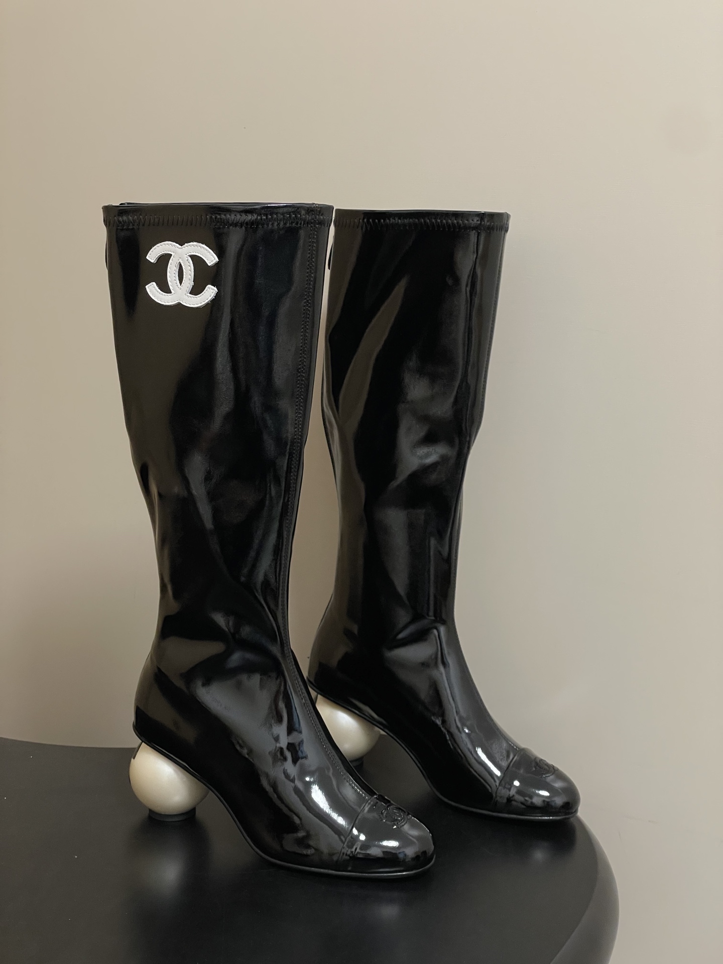 NO:646645,- Chanel Xiaoxiang's 2025 autumn and winter catwalk style double C giant pearl heel elastic short boots with back zipper high heel boots stunned everyone when they appeared on the fashionable T stage in Milan, and successfully promoted to the dream boots of fashion people. The combination of the classic double C logo and the giant pearl heel design is simple and elegant and fully displays the brand style. It is a hit in any photo. The giant pearl heel is a miracle, breaking the conventional design, which not only adds a luxurious and romantic atmosphere to the whole.  The upper is made of high-quality elastic material, which can perfectly fit the calf line, modify the leg shape, make the legs look straight and slender, and is easy to put on and take off without feeling restrained when walking. It can be easily adapted from the streets of the bustling city to the party scene. Paired with a pair of slim jeans, you can instantly transform into a cool street trendy person, put on a gorgeous evening dress, and become the elegant focus of the dinner party. This pair of boots is not just a pair of shoes, but also the embodiment of fashion spirit!  It is an excellent choice for fashionistas to express their personality and taste!  Stretch sheepskin upper, elastic lycra/sheepskin lining, genuine Italian leather outsole, heel height 7cm, size 35-39 (34.40.41 custom made, non-returnable), boots, chanel, boots, jeans, sheepskin, Leather soles19860909- Chanel 小香2025秋冬走秀款双C巨型珍珠跟 弹力短靴后拉链高跟靴子 在米兰时尚的T台上 亮相便艳惊四座,成功晋升为潮流人士的梦中情靴 .经典的双C标志与巨型珍珠跟设计相结合,简洁大气又尽显品牌格调 随便一拍都很出片.那巨型珍珠鞋跟更是神来之笔,突破常规的设计 不仅为整体增添了奢华浪漫的氛围 . 鞋面采用高品质弹力材质 能完美贴合小腿线条 修饰腿型 让双腿看起来笔直修长,而且穿脱方便 行走时也不会有束缚感.从繁华都市的街头 派对的现场 它都能轻松适配,搭配一条修身牛仔裤 瞬间化身酷飒的街头潮人,换上一袭华丽晚装 成为晚宴上的优雅焦点 这双靴子 不只是一双鞋履 更是时尚精神的具象化！ 是时尚达人们表达个性与品味的绝佳选择！ 鞋面弹力羊皮 内里垫脚贴合弹力莱卡/羊皮 鞋底意大利真皮大底 跟高7cm 码数35-39（34.40.41定做不退换）,靴子,chanel,boots,jeans,sheepskin,Leather soles,Women's Shoes