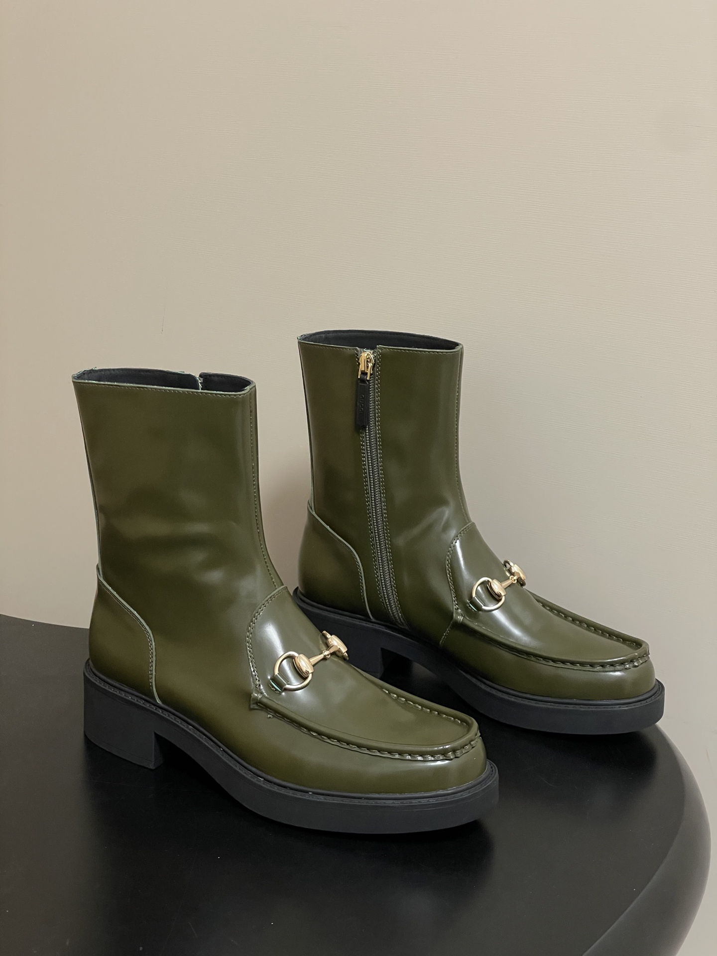 NO:646652,- 25Ss new autumn and winter Gucci Gucci horsebit booties side zipper thick-soled ankle boots. The archive pattern continues to shine in Gucci's new series. The new series ingeniously presents horsebit accessories, highlighting the brand's equestrian heritage. This women's bootie is made of leather with a rubber grooved sole. The upper is beaded calfskin, the lining is sheepskin, and the sole is molded rubber outsole.  Size 35-39 (40.41.42 customized, non-refundable), boots loafers, gucci, gucci, loafers, boots, cowhide, sheepskin19860909- 25Ss秋冬新款Gucci 古驰马衔扣短靴侧拉链厚底及踝靴 典藏图案继续在Gucci全新系列中大放异彩.全新系列匠心呈献马衔扣配件,彰显品牌马术传承.这款女士短靴采用皮革制作,搭配橡胶沟纹鞋底 鞋面开边珠小牛皮 内里垫脚羊皮 鞋底开模橡胶大底 码数35-39（40.41.42定做不退换）,靴子乐福鞋,gucci,gucci,loafers,boots,cowhide,sheepskin,Women's Shoes