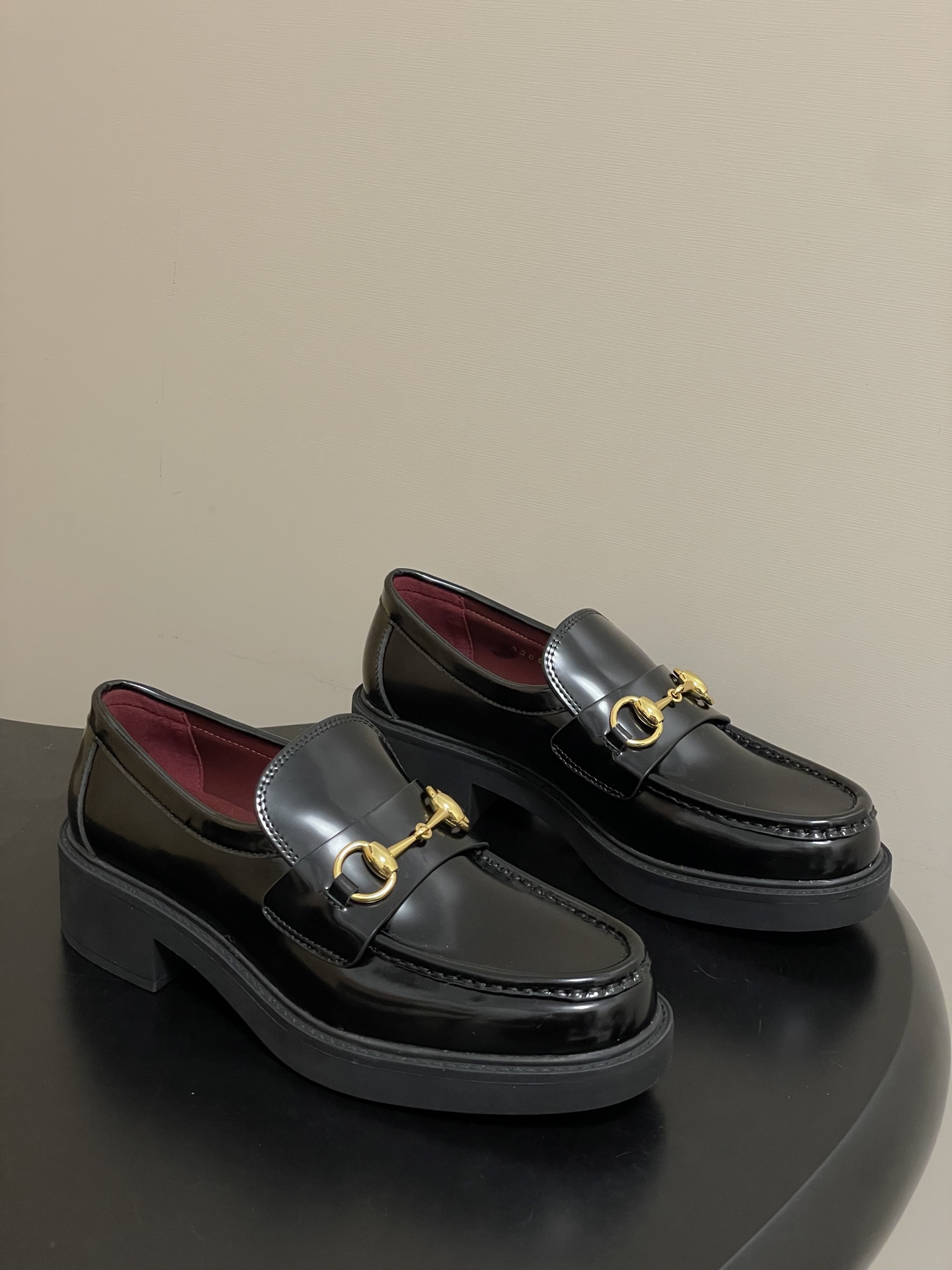 NO:646646,- 25Ss new Gucci Gucci horsebit platform loafers. The archive pattern continues to shine in Gucci's new series. The new series ingeniously presents horsebit accessories to highlight the brand's equestrian heritage. This women's loafer is made of leather with a rubber grooved sole. The upper is open-edge beaded calfskin, and the lining is sheepskin. The sole is molded rubber outsole.  Size 35-39 (40.41.42 customized, non-refundable), boots loafers, gucci, gucci, loafers, boots, cowhide, sheepskin19860909- 25Ss新款Gucci 古驰马衔扣厚底乐福鞋 典藏图案继续在Gucci全新系列中大放异彩.全新系列匠心呈献马衔扣配件,彰显品牌马术传承.这款女士乐福鞋采用皮革制作,搭配橡胶沟纹鞋底 鞋面开边珠小牛皮 内里垫脚羊皮 鞋底开模橡胶大底 码数35-39（40.41.42定做不退换）,靴子乐福鞋,gucci,gucci,loafers,boots,cowhide,sheepskin,Women's Shoes