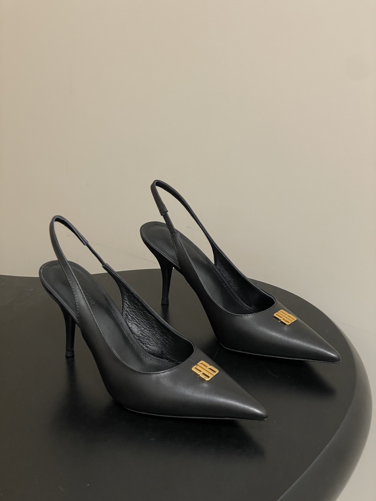 NO:646641,- 2026 spring and summer new style Balenciaga 26Fw pointed toe BB metal buckle high-heeled shoes with empty back stiletto sandals. Balenciaga pointed-toed shoes that take fashion to the extreme. These shoes are absolutely amazing, and I want to get into every pair, because really every pair has its own sense of fashion. The essence of the whole pair of shoes is its toe, which is long and pointy without being bloated. It is very high-end and slim, and there are no clothes that they cannot match!  Upper cowhide/silk, inner padding sheepskin, heel height 9cm, sole Italian leather outsole, size 35-39 (34.40.41 custom made, non-refundable), high heels sandals, balenciaga, balenciaga, sandals, high heels, cowhide, sheepskin, real silk, Leather soles19860909- 2026春夏新款Balenciaga巴黎世家26Fw尖头BB金属扣高跟单鞋后空细跟凉鞋 将时髦发挥到极致的巴黎世家尖头单鞋 这款的鞋子绝对开了挂,每一双都想去入,因为真的每一对都自带时髦感 ,整双鞋的精髓就是它的鞋头了, 够长够尖,并且不带臃肿感,非常高级并且显瘦,而且没有她们不能搭配的衣服！ 鞋面牛皮/真丝 内里垫脚羊皮 跟高9cm 鞋底意大利真皮大底 码数35-39（34.40.41定做不退换）,高跟鞋凉鞋,balenciaga,balenciaga,sandals,high heels,cowhide,sheepskin,real silk,Leather soles,Women's Shoes