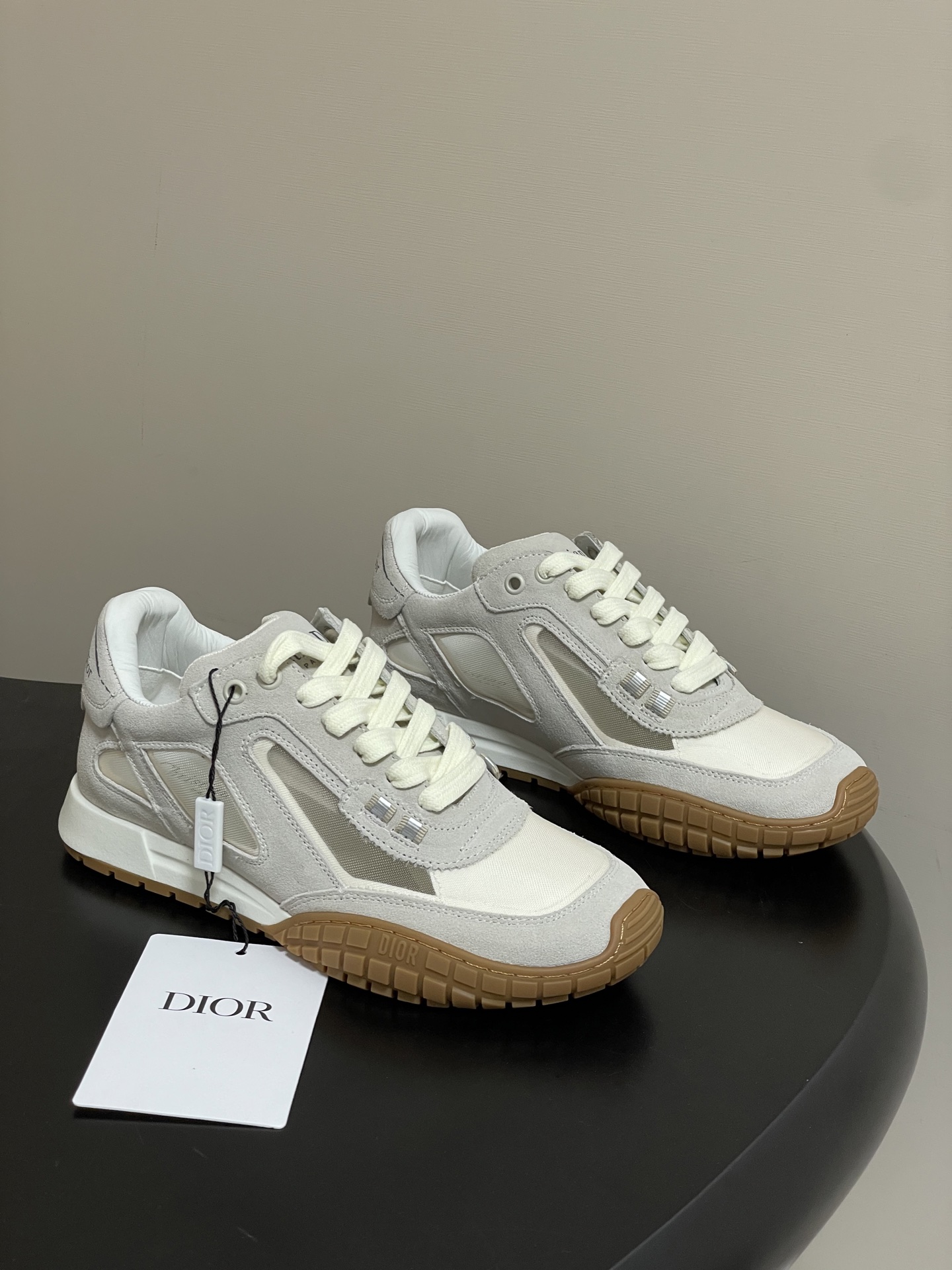 NO:646635,- 2026 early spring new Dior Tech sneakers, breathable mesh sneakers, dad shoes, lace-up thick-soled sports running shoes. These Dior Tech sneakers are equipped with fashionable details to highlight the retro aesthetics. White suede cow leather upper, with transparent mesh side splicing, and the heel and tongue are embellished with the Christian Dior Paris logo. The textured brown Dior logo sole adds a high-end style. The upper is made of cowhide/cow suede stitching and customized mesh.  Original breathable mesh/sheepskin lining, original molded TPU rubber outsole, size 35-39 (40.41 custom-made, non-refundable), casual shoes/sports shoes, dior, dior, sneakers, cowhide, sheepskin19860909- 2026早春新款Dior 迪奥Tech运动鞋 透气网面运动鞋老爹鞋系带厚底运动跑步鞋 这款 Dior Tech运动鞋搭配时尚细节,彰显复古美学.白色绒面牛皮革鞋面,搭配透明网面侧面拼接,后跟和鞋舌点缀以Christian Dior Paris标志.富有纹理的棕色Dior 标志鞋底增添高订风范. 鞋面牛皮/牛反绒拼接定制网纱 内里垫脚原版透气网/羊皮 鞋底原版开模TPU橡胶大底 码数35-39（40.41定做不退换）,休闲鞋/运动鞋,dior,dior,sneakers,cowhide,sheepskin,Women's Shoes