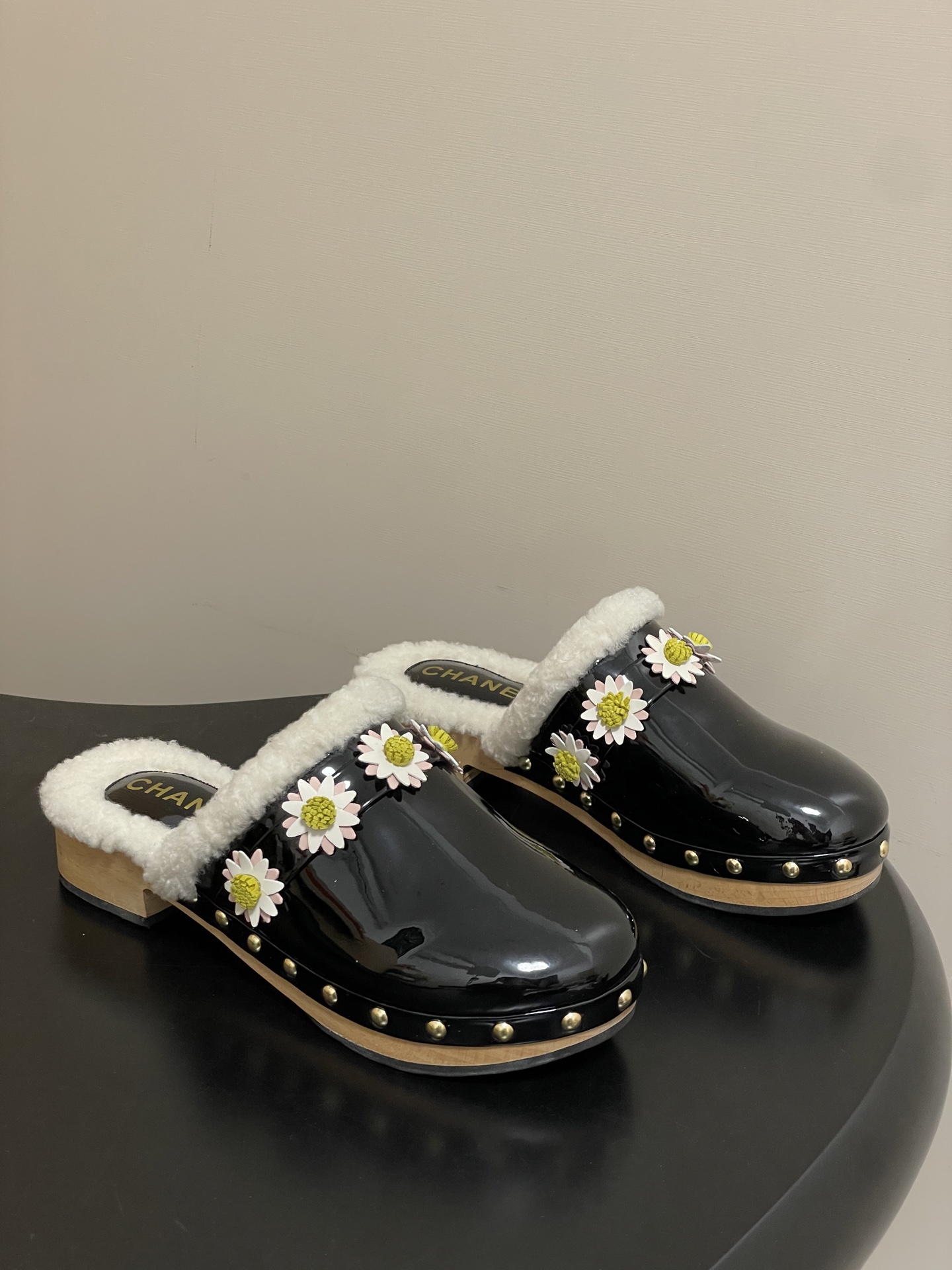 NO:648359,- New autumn and winter Chanel 25A Xiaoxiang classic double C buckle wool slippers daisy toe thick solid wood sole mule wool slippers. The iconic chain double C buckle is eye-catching and has its own nobility. It injects the brand soul into the slippers and is a self-evident symbol of identity and taste. The thick-soled design is simply a blessing for little people!  The 4cm original open-molded solid wood outsole can steadily increase height and instantly lengthen the leg lines. You can also feel the solidity and stability brought by solid wood when walking. With anti-slip texture, you can walk with confidence even on slippery ground. The upper is cowhide and the inner lining is imported lamb hair. The sole is solid wood sole combined with rubber non-slip outsole. The sole is 4cm thick.  Size 35-39 (40.41 custom-made and non-refundable), semi-slippers, chanel, slippers, cowhide19860909- 秋冬新款Chanel 25A小香经典双C扣羊毛拖鞋雏菊包头厚底实木底穆勒毛拖鞋 标志性的链条双C扣闪耀夺目,自带贵气,为拖鞋注入品牌灵魂,是身份与品味不言而喻的象征.厚底设计简直是小个子的福音！4cm的原版开模实木大底,稳稳增高 瞬间拉长腿部线条 .走路时也能感受到实木带来的扎实与稳重.加上防滑纹路,即使在湿滑地面也能放心行走. 鞋面牛皮 内里垫脚进口羊羔毛 鞋底实木底组合橡胶防滑大底 底厚4cm 码数35-39（40.41定做不退换）,半拖毛毛鞋,chanel,slippers,cowhide,Women's Shoes