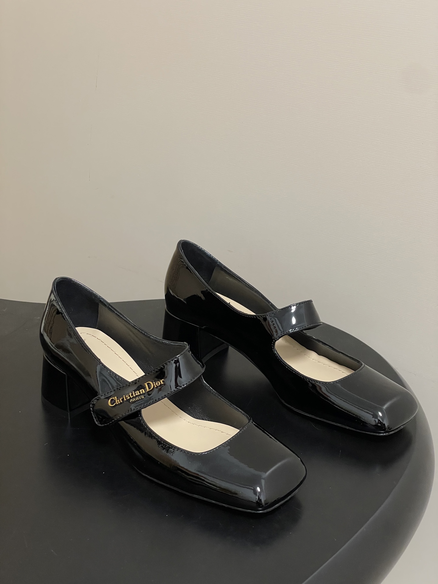 NO:668624,26ss early spring new Dior Dior Lolita high heels hardware letter buckle square toe Mary Jane shoes thick heel single shoes. This Dior Lolita high heels are a new product in the 2026 early spring ready-to-wear series, injecting a haute couture style into the classic Mary Jane shoes. The nude patent leather upper is equipped with elastic straps and is embellished with a gold-finished metal Christian Dior Paris logo. Paired with a 4 cm thick heel, it highlights the elegant aesthetic style. The upper is cow patent leather and the lining is sheepskin.  Sole Italian genuine leather outsole, heel height 4cm, size 35-39 (40.41.42 custom-made, non-refundable), single shoes, dior, dior, mary jane, high heels, cowhide, sheepskin, Leather soles1986090926ss早春新款Dior迪奥Lolita 高跟鞋五金字母扣方头玛丽珍鞋粗跟单鞋 这款 Dior Lolita高跟鞋是二零二六早春成衣系列新品,为经典的玛丽珍鞋注入高订风范.裸色漆皮牛皮革鞋面搭配弹力饰带,点缀以金色饰面金属Christian Dior Paris标志.搭配4厘米粗跟,彰显优雅的美学风格. 鞋面牛漆皮 内里垫脚羊皮 鞋底意大利真皮大底 跟高4cm 码数35-39（40.41.42定做不退换）,单鞋,dior,dior,mary jane,high heels,cowhide,sheepskin,Leather soles,Women's Shoes