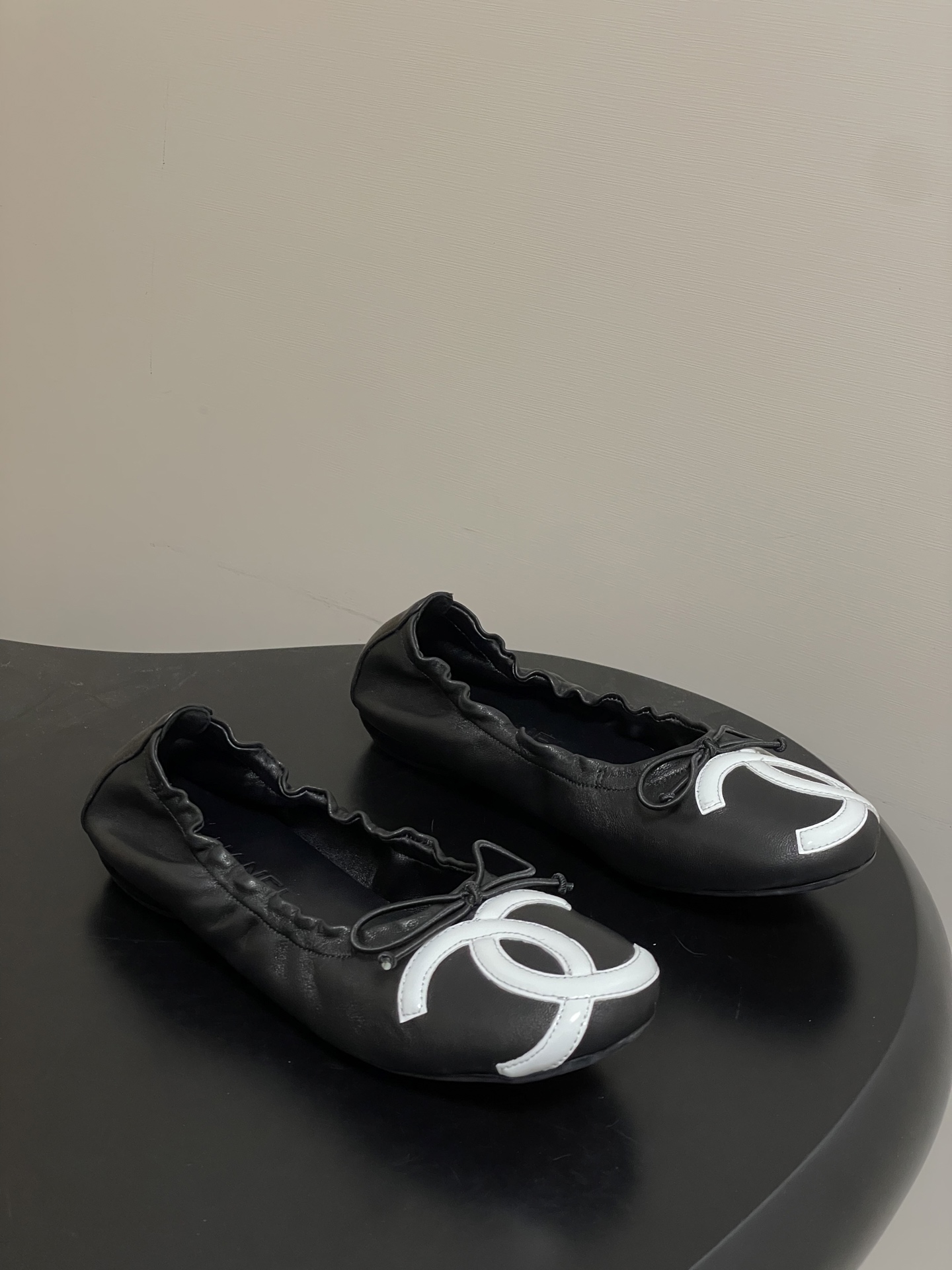 NO:648354,- 25P spring and summer new Chanel Xiaoxiang second-hand Kangpeng series bow ballet shoes large pair C flat shoes Retro style is coming, long time no see!  Kangpeng series!  Very popular large double C design, hand stitching is very time-consuming and labor-intensive, unique outsole double stitching method, rose red sole stickers let you reveal highlights inadvertently, outsole stitching will never come off, firm and permanent, retro is classic, rich C flavor will last forever. Comfortable on the foot, suitable for various occasions, with a small heel and easy to walk, great foot feel. Lambskin upper, suede lining for foot pads, molded TPU sole, fitted with Tpu printed Chanel gasket, ABS painted heel  Size 35-39 (40.41 customized, non-refundable), single shoes, chanel, sheepskin19860909- 25P春夏新款Chanel 小香中古款康鹏系列蝴蝶结芭蕾舞鞋大双C平底单鞋 复古款来袭,好久不见！康鹏系列！非常火的大双C设计,手工车线非常耗时耗力,独特大底双拼做法,玫红色底贴让你不经意露出亮点,大底车线永不脱底牢固永久,复古就是经典,浓郁C味永久流传 上脚舒适 适合各种场合 带点小跟又很好走路 脚感绝了 鞋面小羊皮 内里垫脚小山羊皮 鞋底开模TPU鞋底贴合Tpu印刷Chanel垫片,ABS烤漆鞋跟 码数35—39（40.41定做不退换）,单鞋,chanel,sheepskin,Women's Shoes