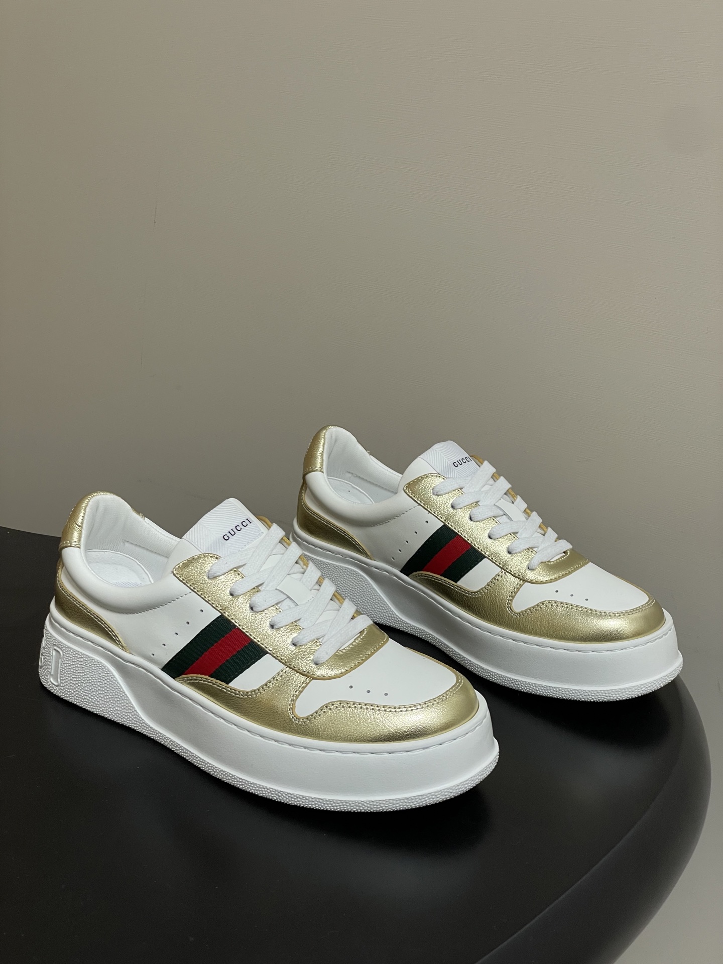 NO:648381,-Top quality (with high-end airplane case) 2025 autumn and winter latest color Gucci Thick-soled biscuit shoes series couples' sports shoes lace-up casual moral training shoes white shoes This 2025 autumn and winter series of sports shoes adopts a thick-soled structure and cleverly uses the triple elements of silhouette design, color matching and material to highlight the retro style. This shoe is made of cow leather with webbing details, and the rubber sole design adds to the exquisite charm. The upper is cowhide and the inner foot pad is customized with breathable mesh.  Ultra-light IP outsole, size for women 35-39 (customized at 40.41, non-refundable), men 39-44 (customized at 38.45, non-refundable), casual shoes/sports shoes, gucci, gucci, sneakers, cowhide19860909-顶级品质（配高档飞机盒） 2025秋冬最新配色Gucci 古驰 厚底饼干鞋系列情侣款运动鞋系带休闲德训鞋小白鞋 这款2025秋冬系列运动鞋采用厚底结构,巧妙运用廓形设计,配色和材质三重元素,彰显复古风范.这款鞋履选用牛皮革搭配织带细节,配以橡胶鞋底设计更添精致魅力. 鞋面牛皮 内里垫脚定制透气网布 鞋底超轻IP大底 码数女35-39（40.41定做不退换） 男39-44（38.45定做不退换）,休闲鞋/运动鞋,gucci,gucci,sneakers,cowhide,Women's Shoes