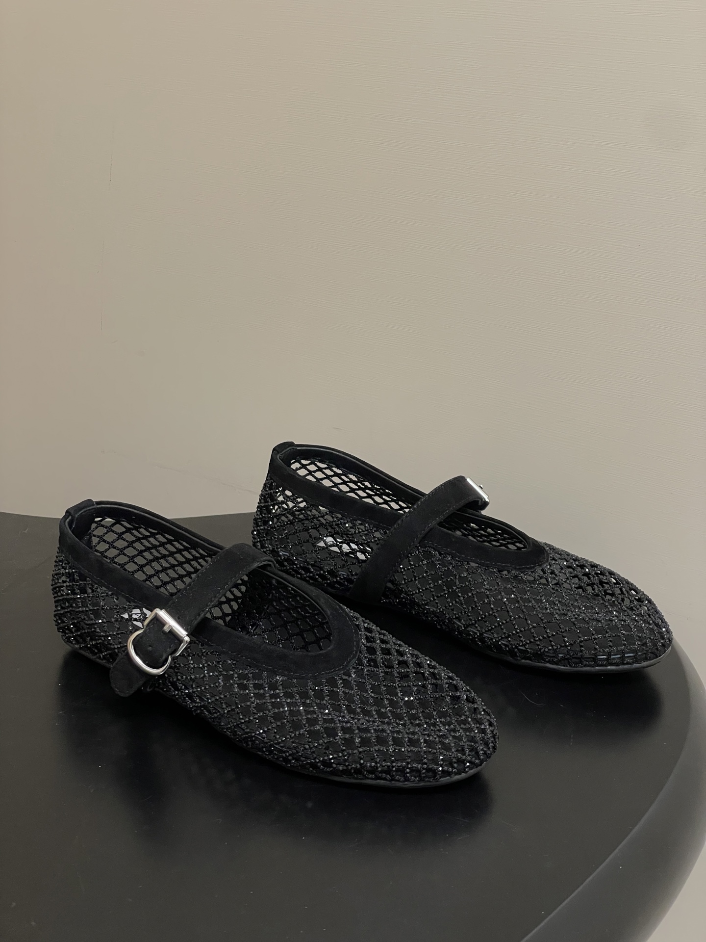 NO:648377,- Belt box 20 order notes (default ordinary box) 2026 spring and summer new ALAIA French ballet shoes flat shoes beautiful hollow fishnet shoes latest crystal drill surface fishnet shoes  The classic Alaia flat ballet shoes draw inspiration from classic Japanese shoes; the upper is decorated with buckle straps, round toe shape, and rubber soles, bringing a soft and comfortable wearing experience. Made of fishnet fabric and suede goatskin, embellished with crystals, it is light and elegant, luxurious and eye-catching. The looming hazy feeling ~ the most beautiful fishnet shoes are at Alaia  The upper foot is super soft and easy to wear ~ the shoe shape has good wrapping ~ fashionable and elegant ~ invincible and versatile ~ you can choose skirts and trousers ~ loose, elegant, and tight. Feminine ballet elements can be more than one style. The combination of hardness and softness, elegance and power is the best way to open ballet shoes. The upper is delicate sheep leather/original customized crystal diamond, the inner lining is sheepskin, and the sole is original molded rubber outsole.  Size 35-39 (40.41.42.43 customized, non-refundable), ballet shoes, alaia, skirts, sheepskin, sheep19860909-皮带盒20下单备注（默认普通盒） 2026春夏新款ALAIA阿莱亚法式芭蕾舞鞋平底单鞋绝美镂空渔网鞋最新水晶钻面渔网鞋 该款经典Alaia平底芭蕾舞鞋,自经典日式鞋履汲取灵感；鞋面饰以带扣饰带,圆头造型,搭配橡胶鞋底,带来柔软舒适的穿着体验.由渔网面料和绒面山羊皮精制而成,缀以水晶,淡然优雅,奢华吸睛. 若隐若现的朦胧感～最美渔网鞋就在 Alaia 上脚巨软巨好穿～鞋型包裹性好～时尚优雅～无敌百搭～裙装裤装任你挑～松弛感、优雅感、拿捏的死死的 女性气质十足的芭蕾元素可不只一种风格,刚柔并济,既优雅又有力量,才是芭蕾舞鞋最好的打开方式. 鞋面细腻羊猄皮/原版定制水晶钻 内里垫脚羊皮 鞋底原版开模橡胶大底 码数35-39（40.41.42.43定做不退换）,芭蕾舞鞋,alaia,skirts,sheepskin,sheep,Women's Shoes