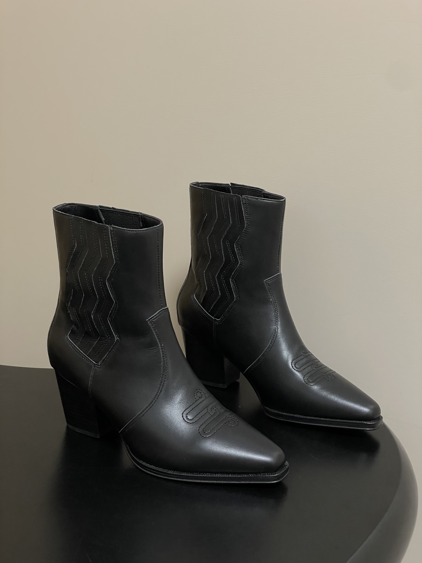 NO:650363,-Top quality Hermes H Lissa Chelsea boots series retro style thick heel ankle boots, classic and simple!  The design style of boots is usually classic and simple, focusing on the smoothness of the lines and the elegance of the shape. Without too many complicated decorations, it can show the noble and elegant characteristics. This simple beauty is in line with the brand's consistent high-end positioning, and also makes its products have a fashion sense that spans the times and can be popular for a long time. It presents a classic style with smooth and natural lines, which can elegantly wrap the leg lines and show the slender leg outline. It has a unique flavor whether it is paired with a skirt or trousers. Upper calfskin/cow suede  Sheepskin lining, Italian grade A leather outsole, heel height 7cm, size 35-39 (40.41.42 custom-made, non-refundable), boots, hermes, hermes, boots, skirts, cowhide, sheepskin, Leather soles19860909-顶级品质 Hermes 爱马仕 H家Lissa切尔西短靴系列复古风粗跟及踝靴 经典简约！靴子的设计风格通常以经典、简约为主,注重线条的流畅性和造型的优雅感.没有过多繁杂的装饰,却能展现出高贵大气的特质,这种简约之美符合品牌一贯的高端定位,也使其产品具有跨越时代的时尚感,能够长久流行. 呈现出经典的款式,线条流畅自然,能够优雅地包裹腿部线条,展现出修长的腿部轮廓,无论是搭配裙装还是裤装都别有一番风味. 鞋面小牛皮/牛反绒 内里垫脚羊皮 鞋底意大利A级真皮大底 跟高7cm 码数35-39（40.41.42定做不退换）,靴子,hermes,hermes,boots,skirts,cowhide,sheepskin,Leather soles,Women's Shoes