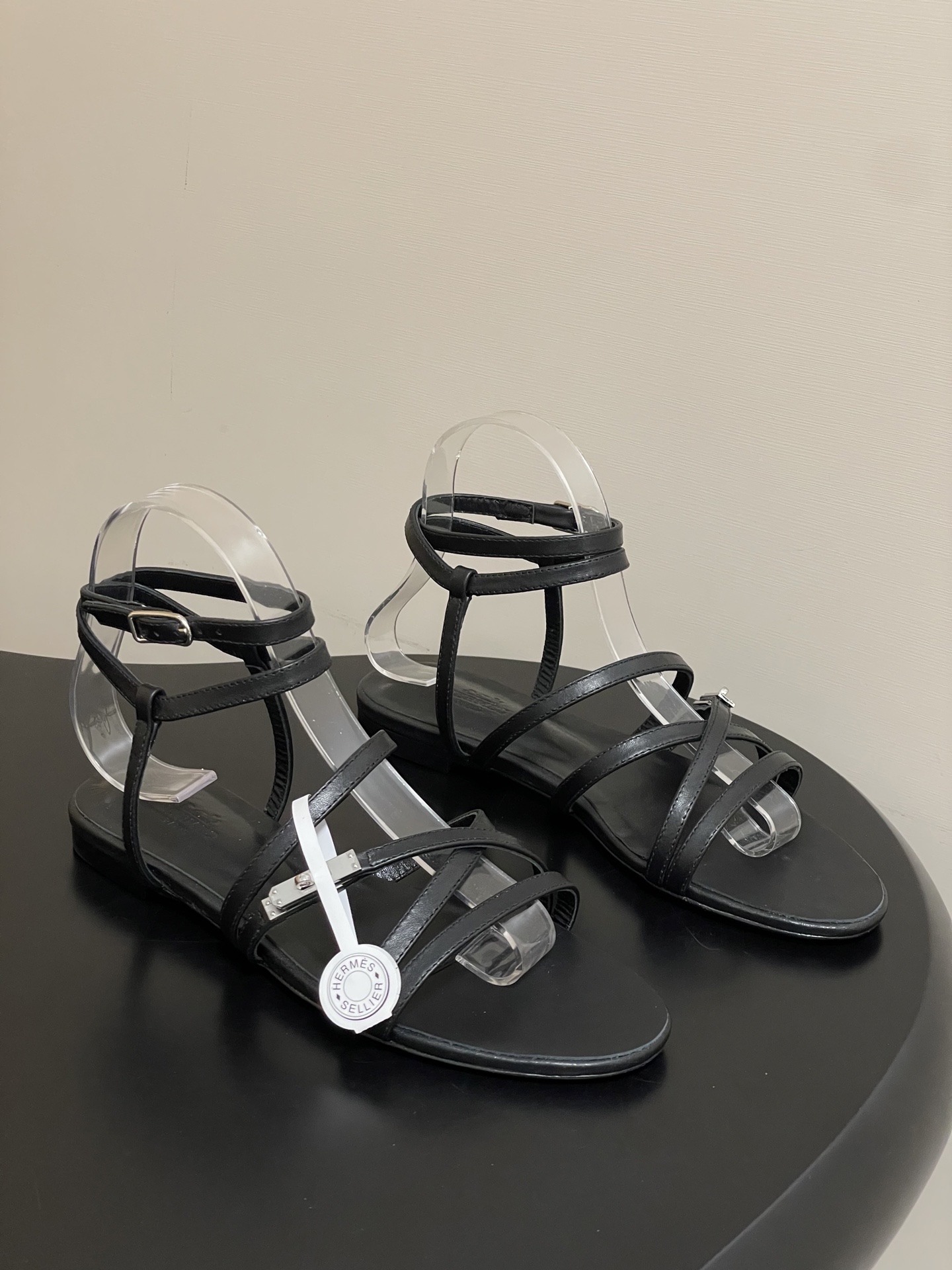 NO:650358,-Top quality (with high-end airplane box) Hermes Lullaby sandal series H classic Kelly buckle thin strap Roman strap flat sandals calfskin sandals, with mini version of the classic Kelly shoe buckle. The interwoven design presents a simple summer look. Customized calfskin upper, sheepskin lining, double-layer Italian A-grade genuine leather outsole  Size 35-39 (40.41.42 customized, non-refundable), sandals, hermes, hermes, sandals, cowhide, sheepskin, Leather soles19860909-顶级品质（配高档飞机盒） Hermes 爱马仕 Lullaby凉鞋系列 H家经典Kelly扣细带罗马绑带平底凉鞋 小牛皮凉鞋,搭配迷你版本的经典Kelly鞋扣.交织设计呈现简约夏日造型. 鞋面定制小牛皮 内里垫脚羊皮 鞋底双层意大利A级真皮大底 码数35-39（40.41.42定做不退换）,凉鞋,hermes,hermes,sandals,cowhide,sheepskin,Leather soles,Women's Shoes