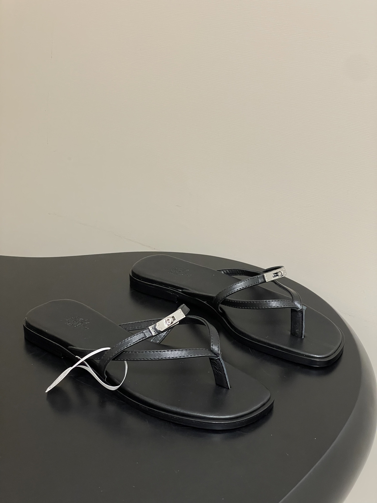 NO:650353,-Top quality (with high-end airplane case) Hermes Miss sandal series H classic Kelly buckle flip-flops thin strap flip-flops calfskin sandals, with mini version of the classic Kelly shoe buckle. The interwoven design presents a simple summer look. Customized calfskin upper, sheepskin lining, double-layer Italian A-grade genuine leather outsole  Size 35-39 (40.41.42 customized, non-refundable), split-toe shoes, hermes, hermes, sandals, slippers, cowhide, sheepskin, Leather soles19860909-顶级品质（配高档飞机盒） Hermes 爱马仕 Miss凉鞋系列 H家经典Kelly扣人字拖鞋细带夹趾平底凉拖鞋 小牛皮凉鞋,搭配迷你版本的经典Kelly鞋扣.交织设计呈现简约夏日造型. 鞋面定制小牛皮 内里垫脚羊皮 鞋底双层意大利A级真皮大底 码数35-39（40.41.42定做不退换）,分趾鞋,hermes,hermes,sandals,slippers,cowhide,sheepskin,Leather soles,Women's Shoes