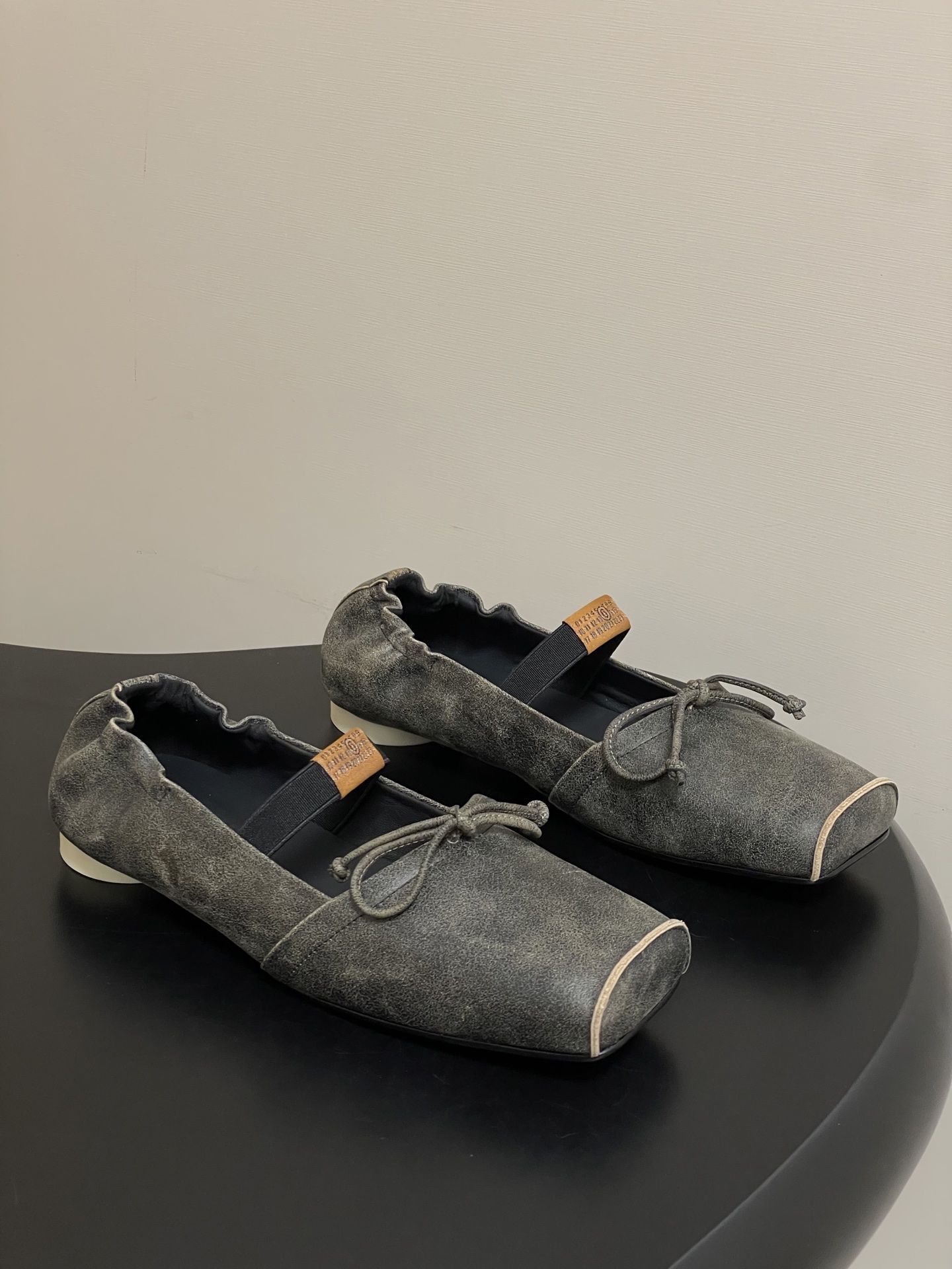 NO:650331,- MaisonMargiela｜26 spring and summer new model MM6 Margiela Iconic monogram elastic band ballet shoes square toe retro style personalized flat-head bow flat shoes The softness of ballet shoes is pinched into a sharp outline. The open toe cutout is a 'careful device' in laziness. 'Matte black leather is wrapped in deconstructed lines. Stepping on it is the Parisian fashion of 'effortless but winning big'. The upper is cowhide, the lining is cowhide, and the sole is Italian leather outsole.  Size 35-39 (40 is custom-made and non-refundable), high-heeled ballet shoes, masion margiela, masion margiela, high heels, cowhide, Leather soles19860909- MaisonMargiela｜26春夏新款MM6马吉拉 标志性字母弹力带芭蕾舞鞋方头复古风个性平头蝴蝶结平底单鞋 把芭蕾鞋的柔捏成尖锐轮廓 露趾切口是慵懒里的“小心机” ”哑光黑皮革裹着解构线条 踩上就是巴黎人那种“没费力但赢很大”的时髦  鞋面牛皮 内里垫脚牛皮 鞋底意大利真皮大底 码数35-39（40定做不退换）,高跟鞋芭蕾舞鞋,masion margiela,masion margiela,high heels,cowhide,Leather soles,Women's Shoes