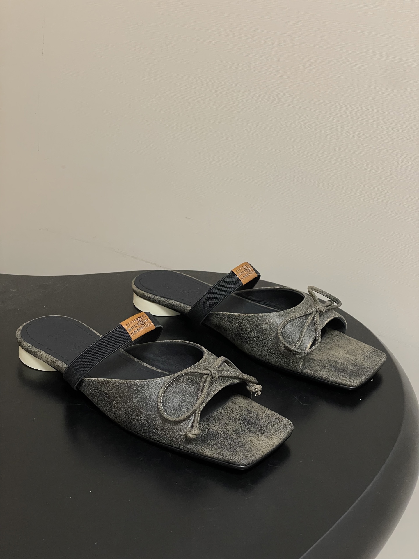 NO:650345,- MaisonMargiela｜26 spring and summer new style MM6 Margiela Iconic letter elastic band fish mouth sandals square toe retro style thick heel slippers personalized open toe flat sandals The softness of ballet shoes is pinched into a sharp outline. The open toe cutout is a 'careful trick' in laziness. 'Matte black leather is wrapped in deconstructed lines. When you step on it, you will feel the Parisian fashion of 'effortless but big win'. Upper cowhide, lining footrest cowhide  Sole Italian genuine leather outsole, size 35-39 (40 customized, non-returnable), slippers, masion margiela, masion margiela, sandals, slippers, cowhide, Leather soles19860909- MaisonMargiela｜26春夏新款MM6马吉拉 标志性字母弹力带鱼嘴凉拖鞋方头复古风粗跟拖鞋个性露趾后空平底凉鞋 把芭蕾鞋的柔捏成尖锐轮廓 露趾切口是慵懒里的“小心机” ”哑光黑皮革裹着解构线条 踩上就是巴黎人那种“没费力但赢很大”的时髦  鞋面牛皮 内里垫脚牛皮 鞋底意大利真皮大底 码数35-39（40定做不退换）,拖鞋,masion margiela,masion margiela,sandals,slippers,cowhide,Leather soles,Women's Shoes