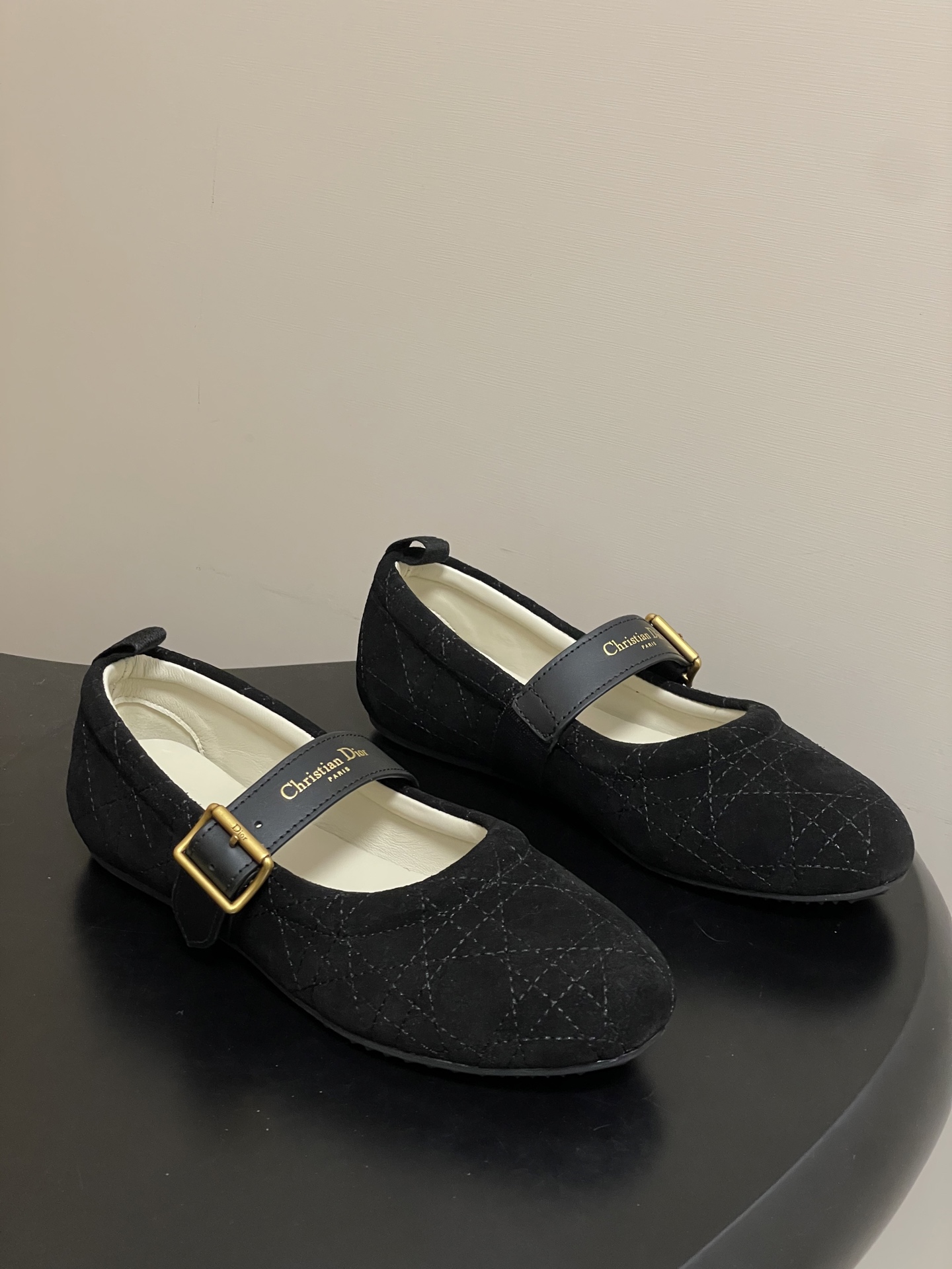 NO:650361,- Sheepskin lining version 25ss new Dior Dior Alps Dior Frost wool ballet shoes CD letter belt buckle Mary Jane flat cannage suede ballet shoes fur single shoes These Dior Frost ballet shoes are from the DiorAlps limited series, elegant and comfortable. The black suede calf leather upper is decorated with cannage pattern, and the white sheep leather fur integrated lining can create a comfortable wearing experience. Adjustable black calf leather straps are embellished with gold finishes Christian Dior  Paris logo buckle, paired with notched rubber soles, more refined. Can be matched with other DiorAlps items. Customized cow suede upper, sheepskin lining, molded rubber outsole, size 35-39 (40.41 custom made, non-returnable), fur shoes, dior, dior, loro piana, mary jane, cowhide, sheepskin, chamois leather19860909-羊皮里版本 25ss秋冬新款Dior 迪奥DiorAlps Dior Frost羊毛芭蕾鞋CD字母皮带扣玛丽珍平底藤格纹麂皮绒面芭蕾舞鞋毛毛单鞋 这款 Dior Frost 芭蕾鞋来自DiorAlps限定系列,优雅舒适.黑色绒面牛皮革鞋面饰以藤格纹图案,白色羊皮革皮毛一体里料可打造舒适的穿着体验.可调节黑色牛皮革饰带点缀以金色饰面 Christian Dior Paris标志搭扣,搭配凹口橡胶鞋底更显精致.可与其他 DiorAlps 单品搭配. 鞋面定制牛反绒 内里垫脚羊皮 鞋底开模橡胶大底 码数35-39（40.41定做不退换）,毛毛鞋,dior,dior,loro piana,mary jane,cowhide,sheepskin,chamois leather,Women's Shoes