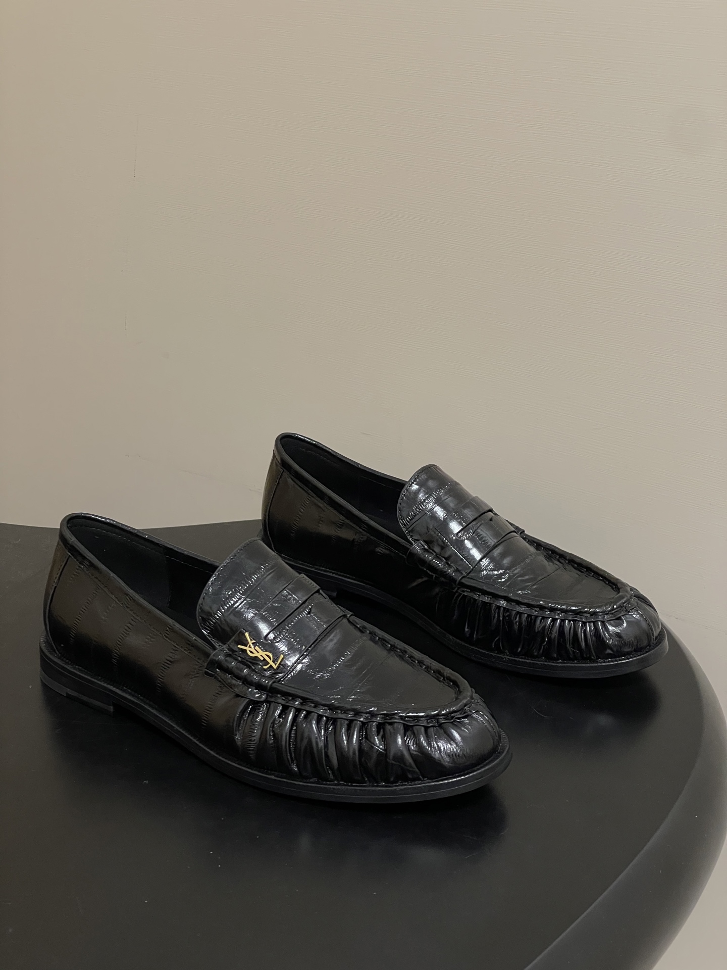 NO:650351,-Top quality Saint Laurent fw25 new arrival~ YSL 25ss autumn and winter retro textured eel pattern pleated loafers, old money style slip-on casual shoes, iconic pleated toe box + handmade moccasin stitching, with a retro relaxed feel; the shoe body is a classic slip-on design of loafers, with a metal YSL logo, simple and recognizable.  Leather lining + genuine leather outsole, both texture and comfort are online. The style is adaptable. It can be worn with formal wear (suits/skirts) for a refined route, or with casual wear, jeans/sweatshirts to create a relaxed feel. It is a light luxury item that can be worn in many ways. The upper is eel grain cowhide/fetal cow suede, the lining is sheepskin, and the sole is Italian double-layer thickened genuine leather outsole.  Size 35-39 (custom-made 40 non-returnable), loafers, saint laurent, saint laurent, loafers, hoodie, sweatshirts, skirts, jeans, business suit, cowhide, sheepskin, Leather soles19860909-顶级品质 Saint Laurent fw25 new arrival～ YSL 25ss秋冬复古质感鳗鱼纹褶皱乐福鞋老钱风单鞋一脚蹬休闲鞋 标志性褶皱鞋头+手工莫卡辛缝线,自带复古松弛感；鞋身是乐福鞋经典一脚蹬设计,搭配金属YSL标志,简约又有辨识度. 皮革内衬+真皮大底,质感和舒适度都在线.风格适配性强,既能搭正装（西装/裙装）走精致路线,也能配休闲装,牛仔裤/卫衣,打造松弛感,属于“一鞋多穿”的轻奢单品. 鞋面鳗鱼纹牛皮/胎牛反绒 内里垫脚羊皮 鞋底意大利双层加厚真皮大底 码数35-39（40定做不退换）,乐福鞋,saint laurent,saint laurent,loafers,hoodie,sweatshirts,skirts,jeans,business suit,cowhide,sheepskin,Leather soles,Women's Shoes