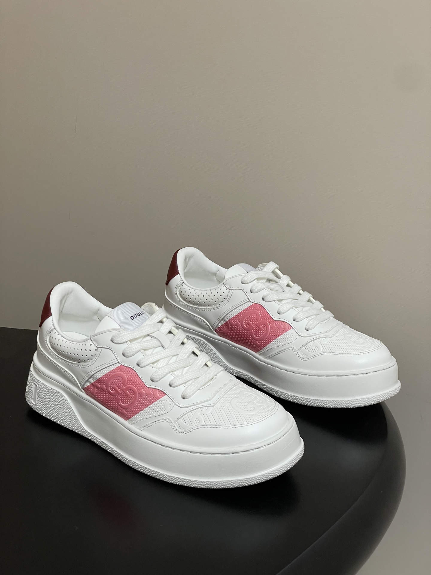 NO:650374,-Top quality 2025 autumn and winter latest color Gucci Gucci thick-soled biscuit shoes series couples sports shoes lace-up casual moral training shoes white shoes This 2025 autumn and winter series sports shoes adopt a thick-soled structure and cleverly use the triple elements of silhouette design, color matching and material to highlight the retro style. This shoe is made of cow leather with webbing details, and the rubber sole design adds exquisite charm. The upper is cowhide, the inner foot pad is custom-made breathable mesh, the sole is ultra-light IP outsole  Size: Female 35-39 (40.41 customized, non-refundable) Male 39-44 (38.45 customized, non-refundable), casual shoes/sports shoes, gucci, gucci, sneakers, cowhide19860909-顶级品质 2025秋冬最新配色Gucci 古驰 厚底饼干鞋系列情侣款运动鞋系带休闲德训鞋小白鞋 这款2025秋冬系列运动鞋采用厚底结构,巧妙运用廓形设计,配色和材质三重元素,彰显复古风范.这款鞋履选用牛皮革搭配织带细节,配以橡胶鞋底设计更添精致魅力. 鞋面牛皮 内里垫脚定制透气网布 鞋底超轻IP大底 码数女35-39（40.41定做不退换） 男39-44（38.45定做不退换）,休闲鞋/运动鞋,gucci,gucci,sneakers,cowhide,Women's Shoes
