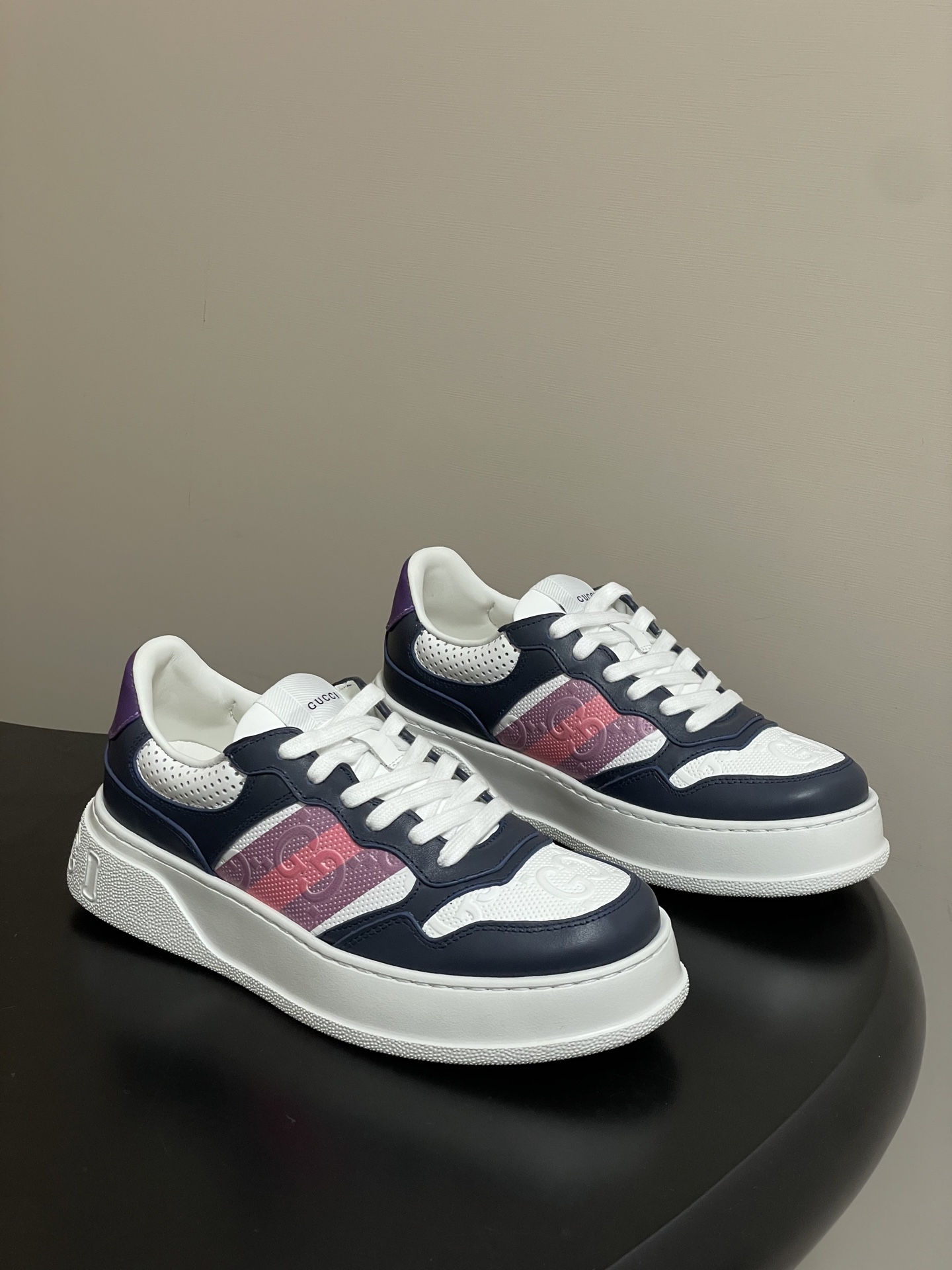 NO:650377,-Top quality (with high-end airplane case) 2025 autumn and winter latest color Gucci Thick-soled biscuit shoes series couples' sports shoes lace-up casual moral training shoes white shoes This 2025 autumn and winter series of sports shoes adopts a thick-soled structure and cleverly uses the triple elements of silhouette design, color matching and material to highlight the retro style. This shoe is made of cow leather with webbing details, and the rubber sole design adds to the exquisite charm. The upper is cowhide and the inner foot pad is customized with breathable mesh.  Ultra-light IP outsole, size for women 35-39 (customized at 40.41, non-refundable), men 39-44 (customized at 38.45, non-refundable), casual shoes/sports shoes, gucci, gucci, sneakers, cowhide19860909-顶级品质（配高档飞机盒） 2025秋冬最新配色Gucci 古驰 厚底饼干鞋系列情侣款运动鞋系带休闲德训鞋小白鞋 这款2025秋冬系列运动鞋采用厚底结构,巧妙运用廓形设计,配色和材质三重元素,彰显复古风范.这款鞋履选用牛皮革搭配织带细节,配以橡胶鞋底设计更添精致魅力. 鞋面牛皮 内里垫脚定制透气网布 鞋底超轻IP大底 码数女35-39（40.41定做不退换） 男39-44（38.45定做不退换）,休闲鞋/运动鞋,gucci,gucci,sneakers,cowhide,Women's Shoes