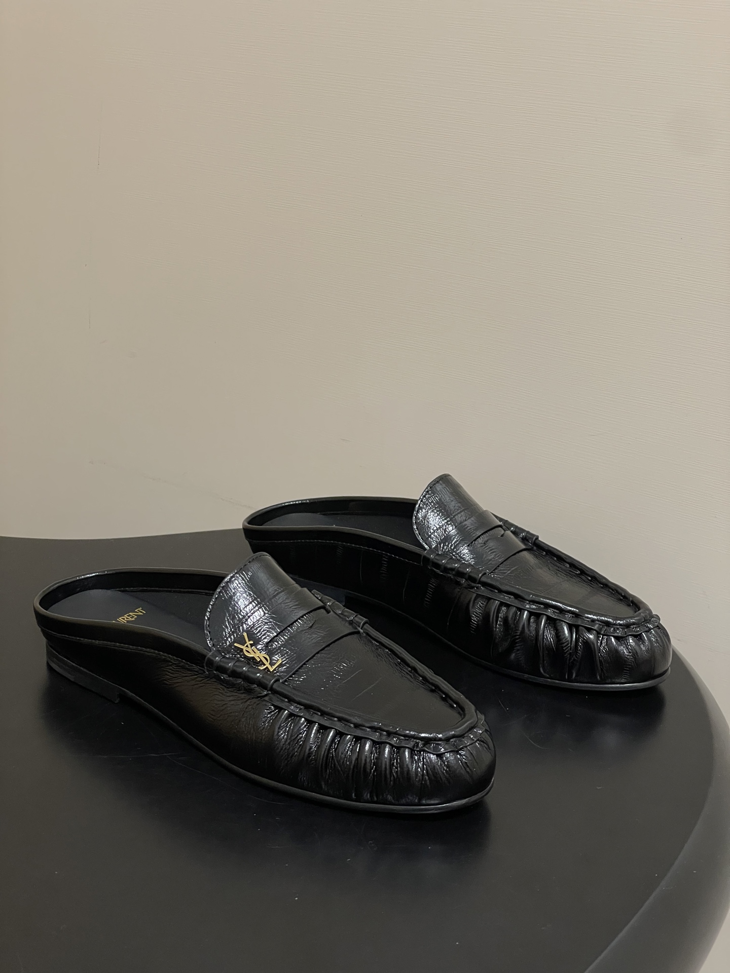 NO:651330,-Top quality Saint Laurent Saint Laurent fw26 new arrival~ YSL LE LOAFER series 26Fw spring and summer new retro texture eel pattern pleated loafers/mule shoes suede old money style single shoes/half slippers slip-on casual shoes  Iconic pleated toe box + handmade moccasin stitching, with a retro sense of relaxation; the shoe body is a classic slip-on design of loafers, with a metal YSL logo, which is simple and recognizable. Leather lining + genuine leather outsole, both texture and comfort are online. The style is highly adaptable, and can be worn with formal wear (suits/skirts) for a sophisticated route, or with casual wear, jeans/sweatshirts, creating a sense of relaxation. It is a light luxury item that can be worn with multiple wears.  Upper cowhide/fetal cow suede/butter leather, lining silk sheepskin, sole Italian double-layer thickened genuine leather outsole, size 35-39 (40.41 custom made, non-returnable), half drag, saint laurent, saint laurent, saint laurent, loafers, slippers, hoodie, sweatshirts, skirts, jeans, business suit, cowhide, sheepskin, chamois leather, Leather  soles19860909-顶级品质 Saint Laurent 圣罗兰fw26 new arrival～ YSL LE LOAFER系列 26Fw春夏新款复古质感鳗鱼纹褶皱乐福鞋/穆勒鞋麂皮绒面老钱风单鞋/半拖鞋一脚蹬休闲鞋 标志性褶皱鞋头+手工莫卡辛缝线,自带复古松弛感；鞋身是乐福鞋经典一脚蹬设计,搭配金属YSL标志,简约又有辨识度. 皮革内衬+真皮大底,质感和舒适度都在线.风格适配性强,既能搭正装（西装/裙装）走精致路线,也能配休闲装,牛仔裤/卫衣,打造松弛感,属于“一鞋多穿”的轻奢单品. 鞋面牛皮/胎牛反绒/牛油皮 内里垫脚丝绸羊皮 鞋底意大利双层加厚真皮大底 码数35-39（40.41定做不退换）,半拖,saint laurent,saint laurent,saint laurent,loafers,slippers,hoodie,sweatshirts,skirts,jeans,business suit,cowhide,sheepskin,chamois leather,Leather soles,Women's Shoes