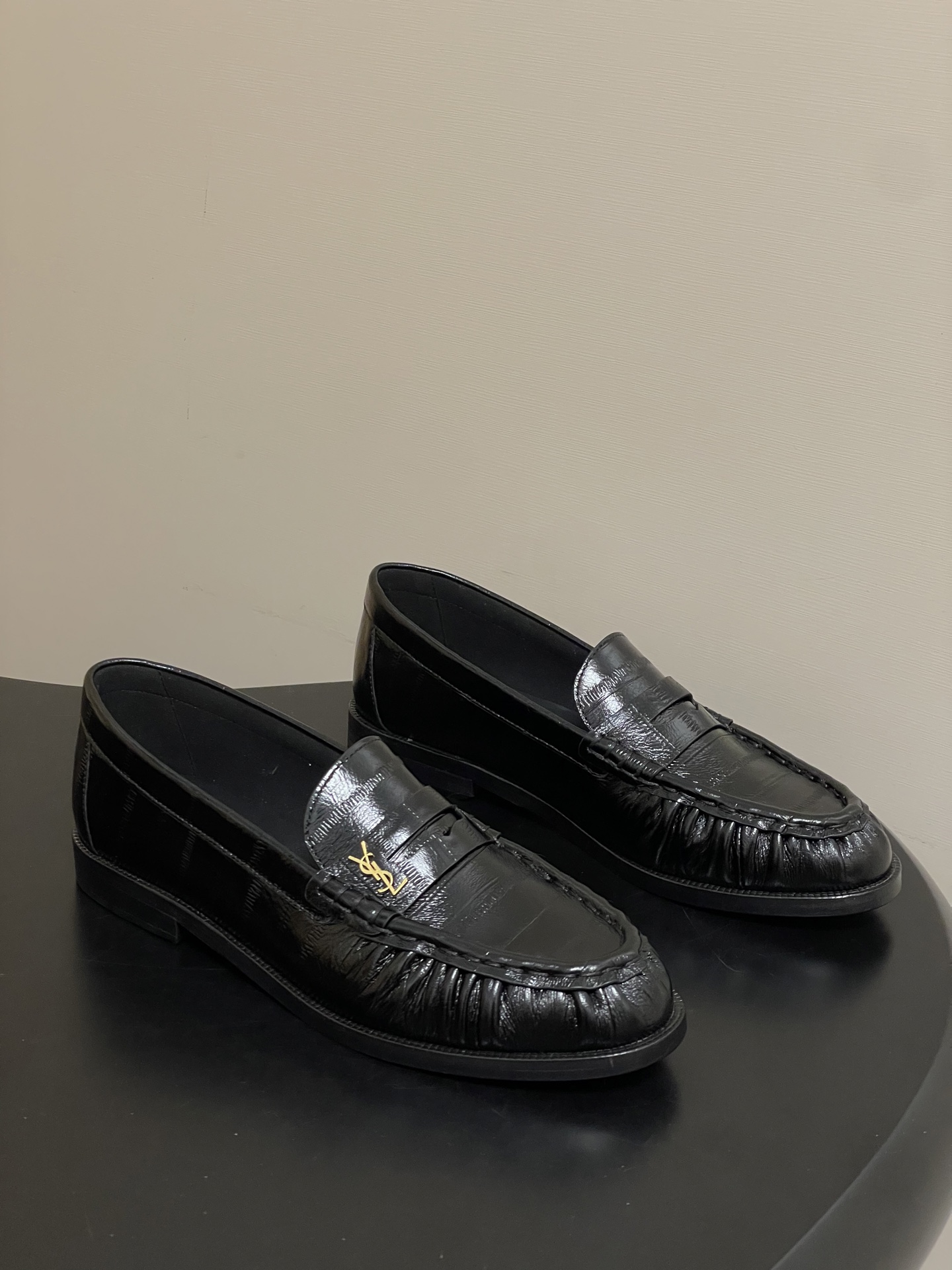 NO:651378,-Top quality Saint Laurent Saint Laurent fw26 new arrival~ YSL LE LOAFER series 26Fw spring and summer new retro texture eel pattern pleated loafers/mule shoes suede old money style single shoes/half slippers slip-on casual shoes  Iconic pleated toe box + handmade moccasin stitching, with a retro sense of relaxation; the shoe body is a classic slip-on design of loafers, with a metal YSL logo, which is simple and recognizable. Leather lining + genuine leather outsole, both texture and comfort are online. The style is highly adaptable, and can be worn with formal wear (suits/skirts) for a sophisticated route, or with casual wear, jeans/sweatshirts, creating a sense of relaxation. It is a light luxury item that can be worn with multiple wears.  Upper cowhide/fetal cow suede/butter leather, lining silk sheepskin, sole Italian double-layer thickened genuine leather outsole, size 35-39 (40.41 custom-made, non-refundable), loafers, saint laurent, saint laurent, saint laurent, loafers, slippers, hoodie, sweatshirts, skirts, jeans, business suit, cowhide, sheepskin, chamois  leather,leather soles19860909-顶级品质 Saint Laurent 圣罗兰fw26 new arrival～ YSL LE LOAFER系列 26Fw春夏新款复古质感鳗鱼纹褶皱乐福鞋/穆勒鞋麂皮绒面老钱风单鞋/半拖鞋一脚蹬休闲鞋 标志性褶皱鞋头+手工莫卡辛缝线,自带复古松弛感；鞋身是乐福鞋经典一脚蹬设计,搭配金属YSL标志,简约又有辨识度. 皮革内衬+真皮大底,质感和舒适度都在线.风格适配性强,既能搭正装（西装/裙装）走精致路线,也能配休闲装,牛仔裤/卫衣,打造松弛感,属于“一鞋多穿”的轻奢单品. 鞋面牛皮/胎牛反绒/牛油皮 内里垫脚丝绸羊皮 鞋底意大利双层加厚真皮大底 码数35-39（40.41定做不退换）,乐福鞋,saint laurent,saint laurent,saint laurent,loafers,slippers,hoodie,sweatshirts,skirts,jeans,business suit,cowhide,sheepskin,chamois leather,Leather soles,Women's Shoes