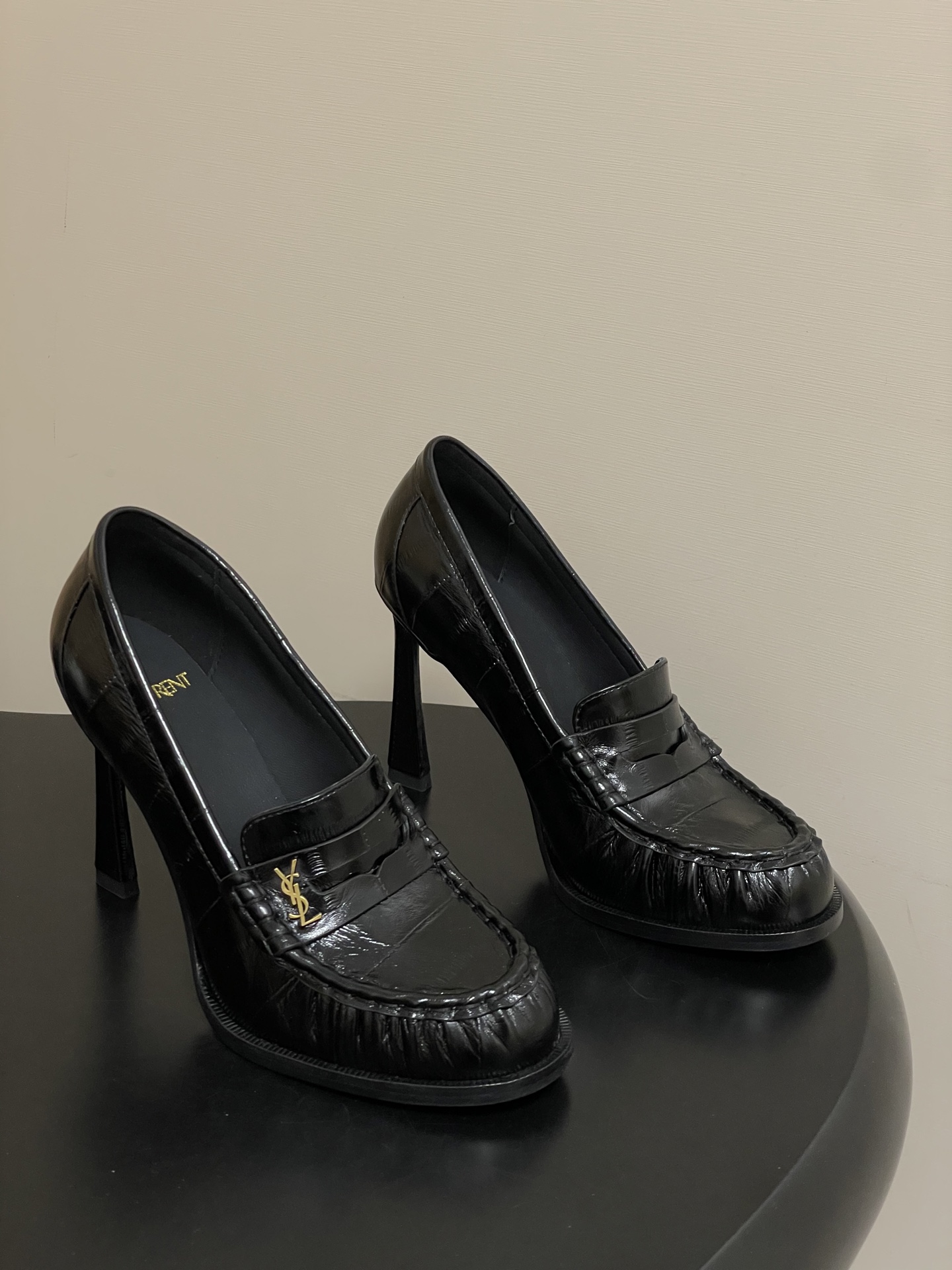 NO:651369,-Top quality Saint Laurent Saint Laurent fw26 new arrival~ YSL LE LOAFER high-heeled loafers series 26Fw spring and summer new retro texture eel pattern pleated high-heeled loafers/mules suede old money style high-heeled shoes/half slippers slip-on casual shoes  Iconic pleated toe box + handmade moccasin stitching, with a retro sense of relaxation; the shoe body is a classic slip-on design of loafers, with a metal YSL logo, which is simple and recognizable. Leather lining + genuine leather outsole, both texture and comfort are online. The style is highly adaptable, and can be worn with formal wear (suits/skirts) for a sophisticated route, or with casual wear, jeans/sweatshirts, creating a sense of relaxation. It is a light luxury item that can be worn with multiple wears.  Upper cowhide/fetal cow suede/butter leather, lining silk sheepskin, sole Italian double-layer thickened leather outsole, heel height 10cm, size 35-39 (40.41 custom made, non-refundable), loafers, high heels, saint laurent, saint laurent, saint laurent, loafers, high heels, slippers, hoodie, sweatshirts, skirts, jeans, business  suit,cowhide,sheepskin,chamois leather,Leather soles19860909-顶级品质 Saint Laurent 圣罗兰fw26 new arrival～ YSL LE LOAFER高跟乐福鞋系列 26Fw春夏新款复古质感鳗鱼纹褶皱高跟乐福鞋/穆勒鞋麂皮绒面老钱风高跟单鞋/半拖鞋一脚蹬休闲鞋 标志性褶皱鞋头+手工莫卡辛缝线,自带复古松弛感；鞋身是乐福鞋经典一脚蹬设计,搭配金属YSL标志,简约又有辨识度. 皮革内衬+真皮大底,质感和舒适度都在线.风格适配性强,既能搭正装（西装/裙装）走精致路线,也能配休闲装,牛仔裤/卫衣,打造松弛感,属于“一鞋多穿”的轻奢单品. 鞋面牛皮/胎牛反绒/牛油皮 内里垫脚丝绸羊皮 鞋底意大利双层加厚真皮大底 跟高10cm 码数35-39（40.41定做不退换）,乐福鞋高跟鞋,saint laurent,saint laurent,saint laurent,loafers,high heels,slippers,hoodie,sweatshirts,skirts,jeans,business suit,cowhide,sheepskin,chamois leather,Leather soles,Women's Shoes
