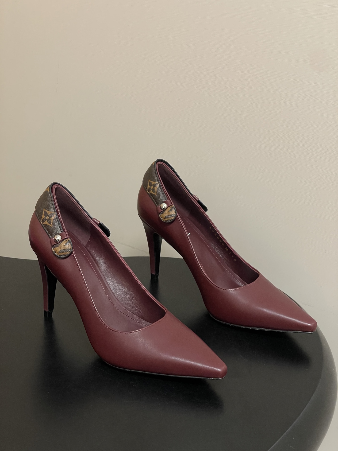 NO:652549,- 25ss new summer style LOUIS VUITTON Louis Vuitton LV LEGACY slingback high-heeled sandals pointed-toe cat-heeled high-heeled sandals. This Legacy sling-heeled high-heeled shoe is made of smooth cow leather and continues the traditional construction design, highlighting the heritage theme of Louis Vuitton's 2025 spring and summer show. The soft pointed toe and kitten heel exude an elegant style, and the Monogram canvas back strap recalls the element of the hard box handle. The restrained elastic inlay makes it easy to put on and take off.  Upper cowhide/old leather/real silk, inner padding sheepskin, sole Italian genuine leather outsole, heel height 9cm/6cm/flat bottom, size 35-41 (40.41 custom made, non-refundable), high heels sandals, louis vuitton, louis vuitton, louis vuitton, sandals, high heels, cowhide, sheepskin, real silk, Leather soles19860909- 25ss夏季新款 LOUIS VUITTON 路易威登 LV LEGACY 露跟高跟鞋后空凉鞋尖头猫跟高跟凉鞋 本款 Legacy 露跟高跟鞋以光滑牛皮革延续传统构型设计,点明路易威登 2025春夏秀场的传承主题.柔婉尖头与小猫跟流露雅致格调, Monogram 帆布后带回溯硬箱手柄元素.内敛弹力嵌饰实现轻松穿脱. 鞋面牛皮/老花皮/真丝 内里垫脚羊皮 鞋底意大利真皮大底 跟高9cm/6cm/平底 码数35-41（40.41定做不退换）,高跟鞋凉鞋,louis vuitton,louis vuitton,louis vuitton,sandals,high heels,cowhide,sheepskin,real silk,Leather soles,Women's Shoes