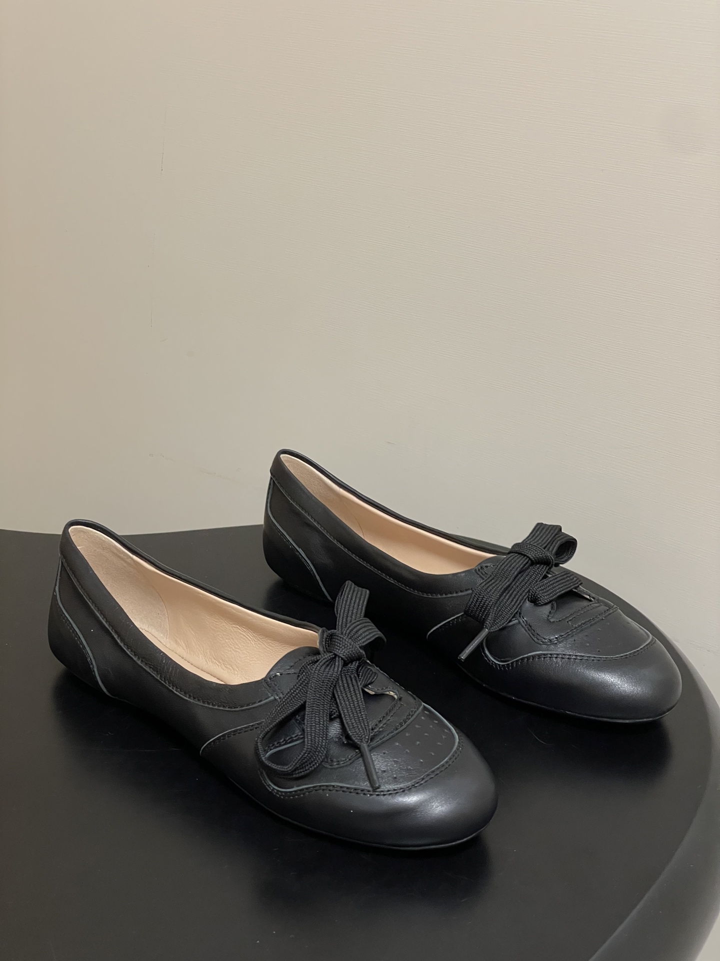 NO:652573,- Gianvito Rossi 26 spring and summer new style Rossi GR Vault ballet shoes with thin soles, ultra-soft shallow mouth single shoes, flat-soled retro ballet shoes, light and lively, with a free posture. Gianvito Rossi Vault shoes, the round lines blend the softness of ballet, with the agility and comfort of sports shoes. Wherever you go, you will see an elegant scene. The upper is cowhide/fine sheepskin, the lining is sheepskin, and the sole is molded rubber outsole.  Size 35-39 (40.41 customized, non-refundable), ballet shoes, sneakers, cowhide, sheepskin, sheep19860909- Gianvito Rossi 26春夏新款 罗西GR德训芭蕾舞鞋薄底超软浅口单鞋平底复古芭蕾德训鞋 轻盈生趣,姿态自如 Gianvito Rossi Vault鞋款,圆润线条融汇芭蕾柔美,兼具运动鞋的灵动与舒适,行之所至,皆是优雅风景. 鞋面牛皮/细腻羊猄皮 内里垫脚羊皮 鞋底开模橡胶大底 码数35-39（40.41定做不退换）,芭蕾舞鞋,sneakers,cowhide,sheepskin,sheep,Women's Shoes