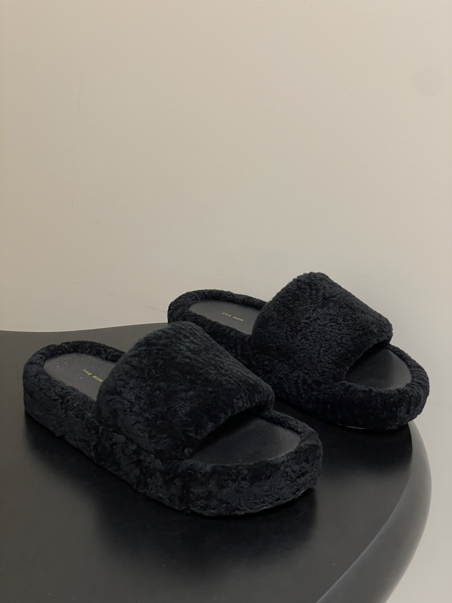 NO:652610,- THE ROW 25s new autumn and winter TR lamb wool thick-soled fur slippers, casual fur slippers. There are so many beautiful shoes in this season, and these fur slippers really make me unable to extricate myself!  Extremely simple and versatile!  It’s so cute~ The fluffy wool is made from grade A wool imported from Europe!  Super comfortable on the feet!  Lamb wool for the upper, lamb wool for the foot pads inside, molded high water platform rubber outsole for the sole, size 35-39 (40.41 custom-made, non-returnable), furry shoes and slippers, slippers19860909- THE ROW 25s秋冬新款 TR羊羔毛厚底毛毛拖鞋休闲毛拖鞋 这季节美鞋太多这款毛拖真的是让我无法自拔！极简百搭！真太可爱了～ 毛茸茸的羊毛是选用欧洲进口A级羊毛！上脚超级舒适！ 鞋面羊羔毛 内里垫脚羊羔毛 鞋底开模高水台组合橡胶大底 码数35-39（40.41定做不退换）,毛毛鞋拖鞋,slippers,Women's Shoes