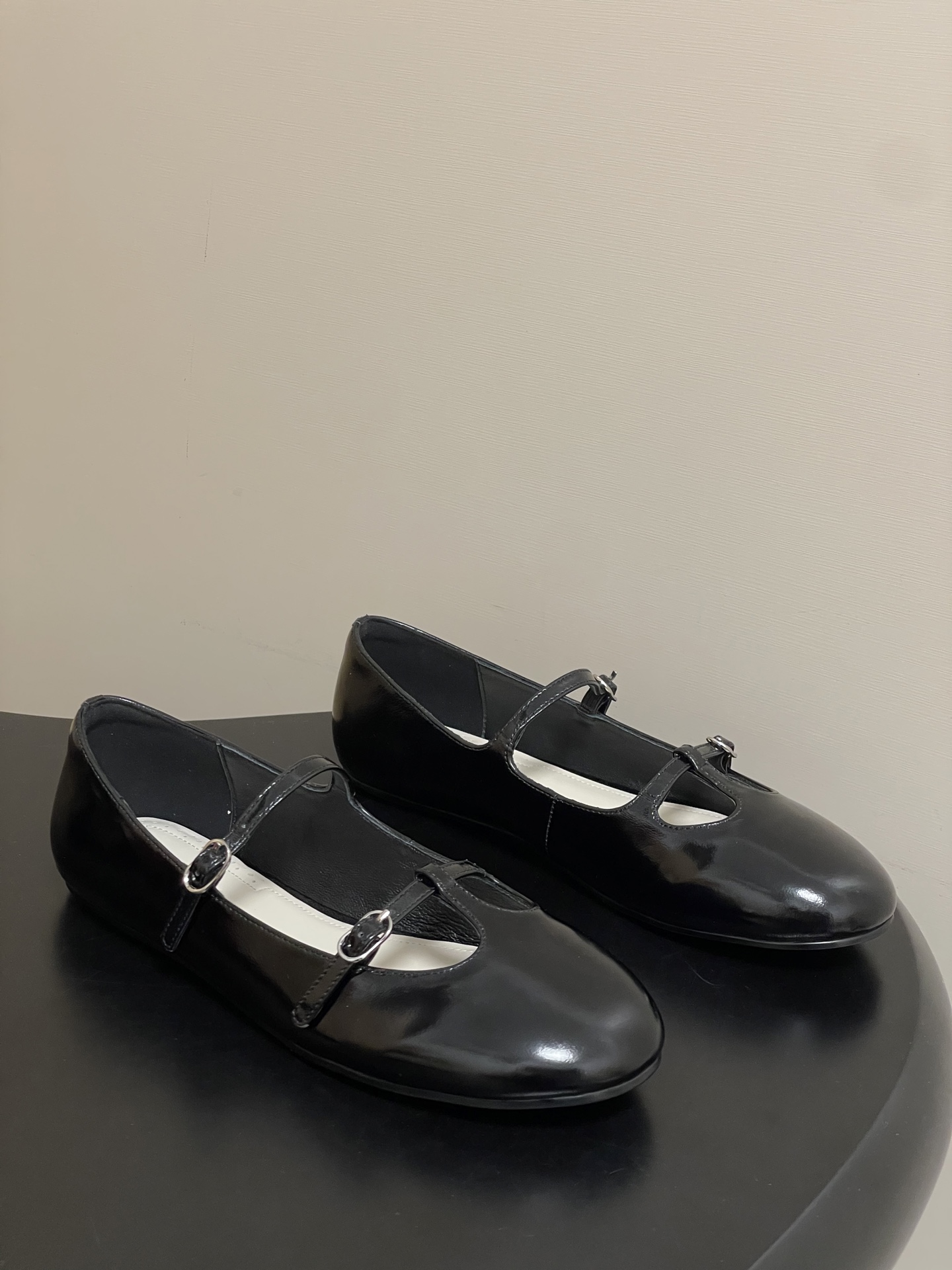 NO:652601,- Niche brand Unfolio 26ss spring and summer new buckle T-strap Mary Jane shoes, retro-style double-strap doll shoes, round-toe flat shoes. The upper is made of wrinkled patent cowhide with a special texture. In addition to being easy to take care of, it makes the leather softer. It is paired with sheepskin as the lining to provide a highly comfortable foot feel. The flat heel design makes it easy to put on and take off. The forefoot is frosted like a rubber sole, which is easy to take care of and is more suitable for daily high-frequency wear~  Customized butter leather upper, sheepskin lining, molded non-slip rubber outsole, size 35-39 (40.41 custom made, non-refundable), ballet shoes, mary jane, cowhide, sheepskin19860909- 小众品牌 Unfolio 26ss 春夏新款搭扣T字带玛丽珍鞋复古风双带娃娃鞋圆头平底单鞋 鞋面采用质感特别的褶皱感漆面牛皮,除了便于打理外,使皮质变得更柔软,搭配羊皮作为内里,提供高度舒适的脚感,平跟的设计为穿脱提供便利,前掌磨砂感像橡胶鞋底,方便打理,更适合日常高频率穿着~ 鞋面定制牛油皮 内里垫脚羊皮 鞋底开模防滑橡胶大底 码数35-39（40.41定做不退换）,芭蕾舞鞋,mary jane,cowhide,sheepskin,Women's Shoes