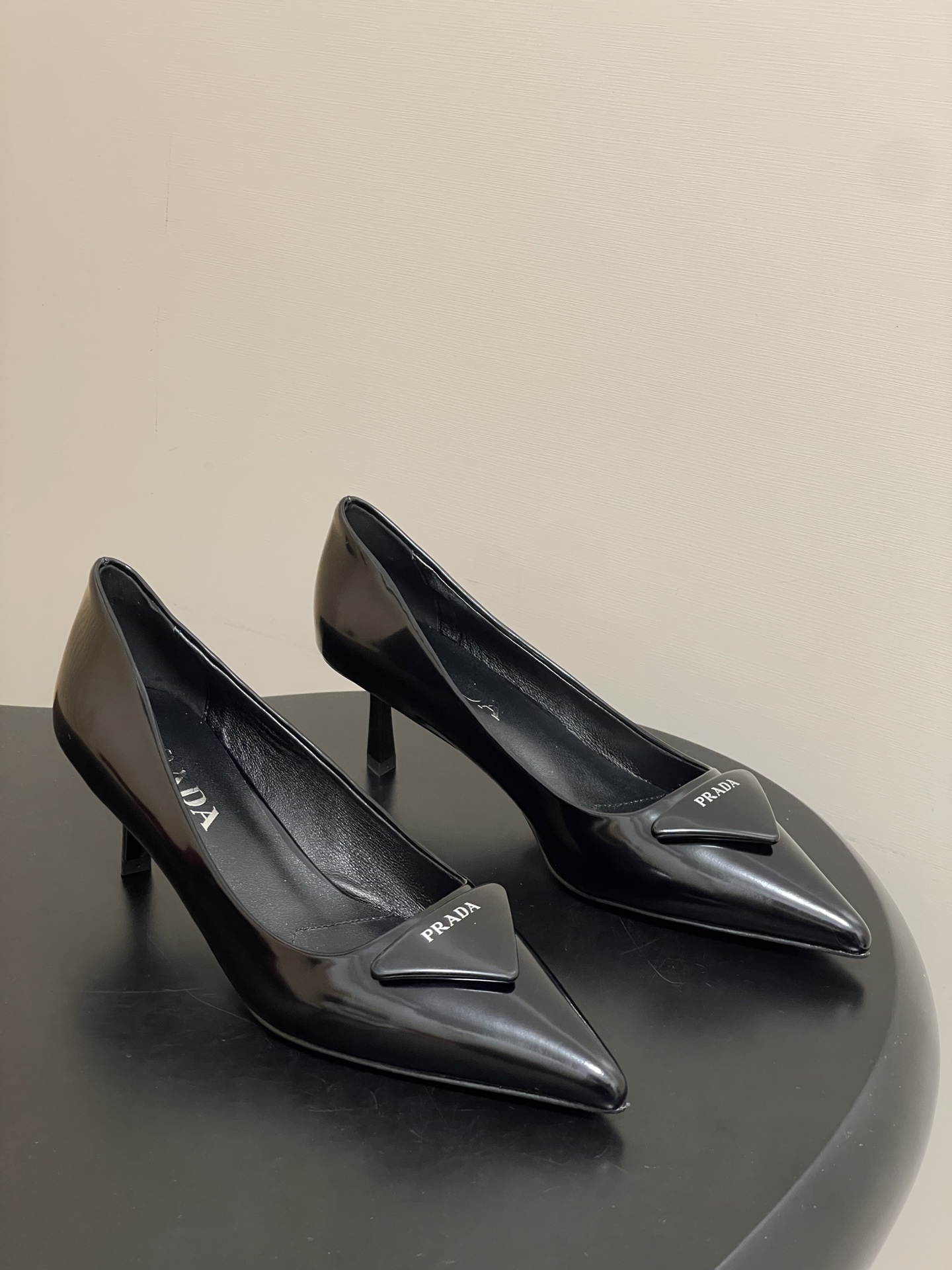 NO:652619,- 2026Fw Spring and Summer New Prada Classic Triangle Pointed Toe Stiletto Heels Letter Logo Kitten Heel High Heels Beautiful Pointed Toe Heels The minimalist beauty that has been missing for a long time in the fashion world Classic fashion color matching Effortless elegance is coming Fashionable Exquisite Beautiful Baotou pointed toe Wear fashionable temperament simple new daily slippers to create a high-end look. This slipper is super good on the feet and can lengthen your legs.  This triangular logo high-heeled shoe presents a feminine silhouette, and elegant contemporary details are full of vitality. The pointed slingback design is matched with a geometric heel and a leather triangle logo. The thin padding creates a three-dimensional effect and highlights a modern atmosphere. The upper is cow patent leather/open-edge beaded cowhide, the lining is sheepskin, the heel height is 5.5cm, the sole is Italian leather outsole, the size is 35-39 (34.40.41 custom-made, non-refundable), high-heeled shoes, prada, prada, high  heels,slippers,cowhide,sheepskin,Leather soles19860909- 2026Fw春夏新款Prada普拉达 经典三角标尖头细高跟单鞋字母logo小猫跟高跟鞋 绝美尖头跟鞋 时尚界久违的极简之美 经典时尚配色 毫不费力的优雅风来袭 时髦 精致 绝美 包头尖头 外穿时尚气质简约新款日常拖鞋美出高级感拖鞋这款上脚超好而且可以拉长腿型. 这款三角标高跟鞋呈现柔美廓形,优雅的当代风格细节尽显活力.尖头露跟设计,搭配几何形鞋跟和皮革三角形徽标,轻薄填充塑造三维效果,彰显摩登气息. 鞋面牛漆皮/开边珠牛皮 内里垫脚羊皮 跟高5.5cm 鞋底意大利真皮大底 码数35-39（34.40.41定做不退换）,高跟鞋单鞋,prada,prada,high heels,slippers,cowhide,sheepskin,Leather soles,Women's Shoes