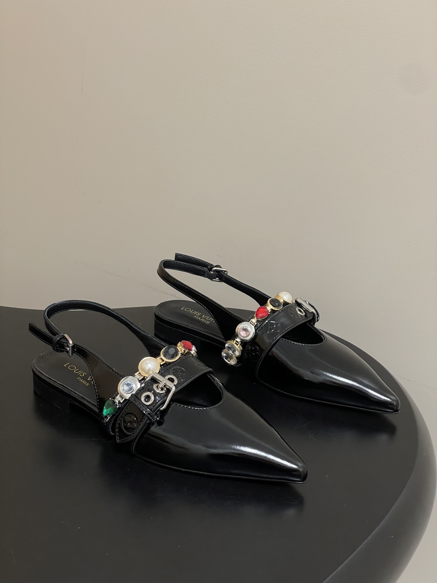 NO:653050,- 26ss Spring and Summer New LOUIS VUITTON Louis Vuitton Gemstone Chain Back Hollow Flat Sandals Jewelry Pointed Toe Cat Heel High Heel Sandals This LVVibe slingback high heel is made of shiny Naplak leather to create an avant-garde configuration. The pointed toe design, kitten heel and adjustable back strap create exquisite details. The jewelery texture decoration covering colored stones and the belt-shaped sash embellished with Louis Vuitton inscribed buckle show creativity and ingenuity. Upper cowhide leather  Sheepskin lining, Italian genuine leather outsole, high heels/5.5cm, size 35-41 (40.41 custom made, non-refundable), sandals, louis vuitton, louis vuitton, louis vuitton, sandals, high heels, cowhide, sheepskin, Leather soles19860909- 26ss春夏新款 LOUIS VUITTON 路易威登 LV VIBE 宝石链条后空平底凉鞋珠宝尖头猫跟高跟凉鞋 本款LVVibe露跟高跟鞋以亮泽Naplak皮革塑造前卫构型.尖头设计,小猫跟与可调节后带构筑考究细节.涵盖有色宝石的珠宝质感装 饰及点缀路易威登铭纹搭扣的腰带造型饰带彰显创意巧思. 鞋面牛皮 内里垫脚羊皮 鞋底意大利真皮大底 跟高平底/5.5cm 码数35-41（40.41定做不退换）,凉鞋,louis vuitton,louis vuitton,louis vuitton,sandals,high heels,cowhide,sheepskin,Leather soles,Women's Shoes