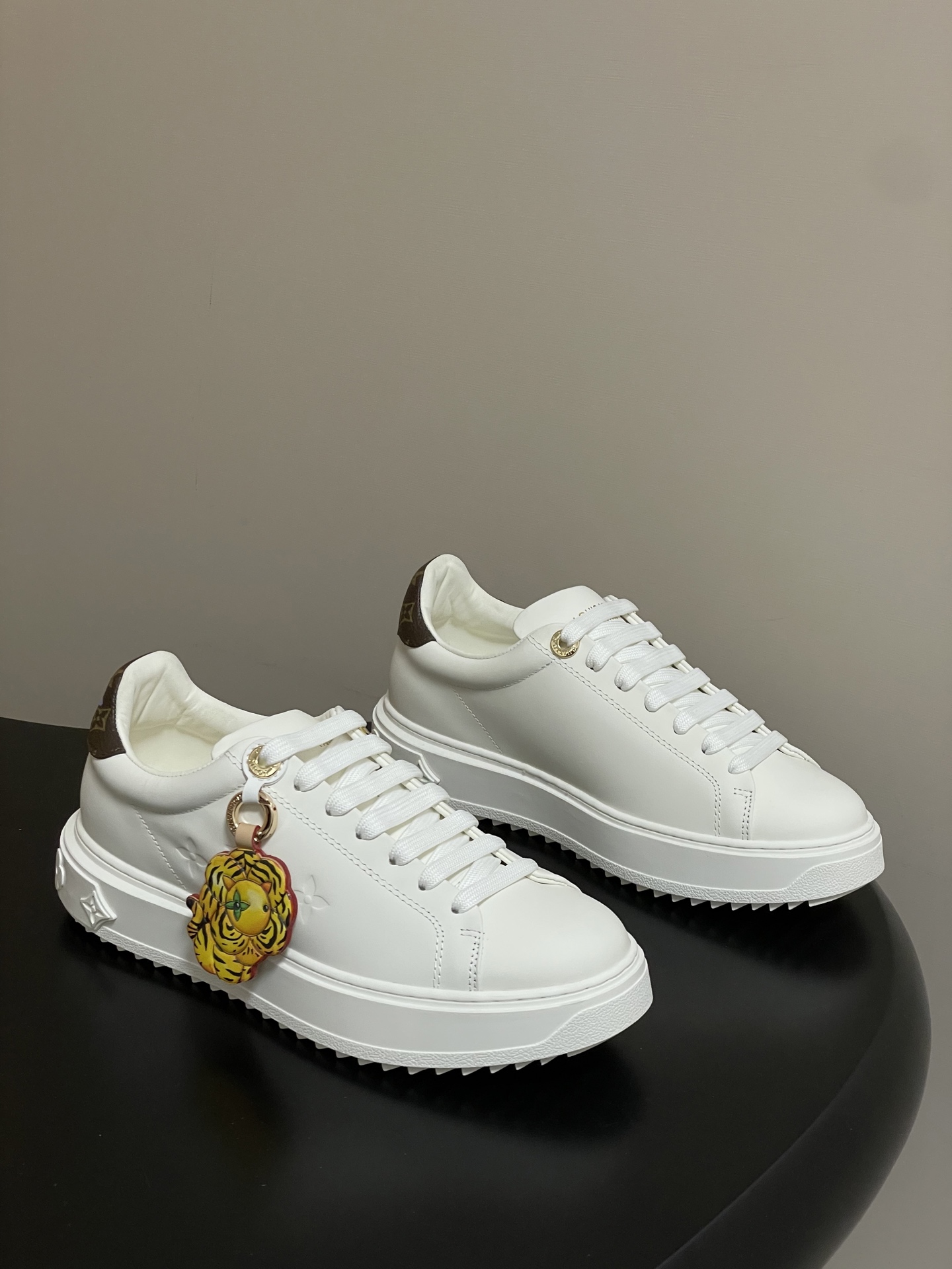 NO:653041,-Top quality (with high-end airplane box) LOUIS VUITTON Louis Vuitton LV TIME OUT sneaker series thick-soled casual sneakers. This Time Out sneaker combines soft cow leather with LV letters and Monogram flowers embossed on the side. Louis Vuitton mascot Vivienne decoration hangs on the dazzling inscribed hoop. The brand's classic leather outlines the rear edge. Upper cowhide/customized presbyopic cloth, lining sheepskin, sole molded rubber outsole  Size female 35-39 (40.41 custom-made, non-returnable), casual shoes/sports shoes, louis vuitton, louis vuitton, louis vuitton, sneakers, cowhide, sheepskin19860909-顶级品质（配高档飞机盒） LOUIS VUITTON 路易威登 LV TIME OUT运动鞋系列厚底休闲运动鞋 本款Time Out运动鞋融合柔软牛皮革,为侧面压印LV字母和 Monogram花卉.路易威登吉祥物Vivienne装饰悬挂于耀目铭纹圈环之上.品牌经典皮革勾勒后部边缘. 鞋面牛皮/定制老花布面 内里垫脚羊皮 鞋底开模橡胶大底 码数女35-39（40.41定做不退换）,休闲鞋/运动鞋,louis vuitton,louis vuitton,louis vuitton,sneakers,cowhide,sheepskin,Women's Shoes