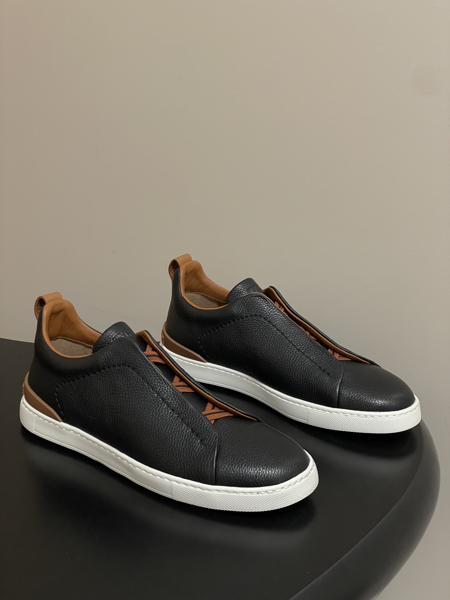 NO:653006,-Top quality Zegna Triple Stitch sneakers TS-SECONDSKIN Luxury business casual men's shoes This Nero Oasi Triple  StitchTMSECONDSKIN luxury casual shoes are made of selected calfskin, giving them a more flexible feel than ever before. Zegna's iconic triple cross elasticated details ensure easy putting on and taking off, and are reminiscent of the traditional hand-sewn craftsmanship of the brand's tailoring jackets, paying tribute to Zegna's exquisite craftsmanship heritage. Made of particularly soft and lightweight uppers, with white rubber soles. Triple StitchTMSECONDSKIN luxury casual shoes embody more than a century of exquisite craftsmanship, intellectual inheritance and persistent pursuit of innovation.  Customized pebbled cowhide/imported suede upper, sheepskin lining, molded rubber outsole, size 39-45 (46.47 custom-made, non-returnable), casual shoes/sports shoes, zegna, sneakers, jackets & coats, cowhide, sheepskin, chamois leather19860909-顶级品质 Zegna杰尼亚 Triple Stitch运动鞋TS-SECONDSKIN 奢华商务休闲男鞋 这款Nero Oasi Triple StitchTMSECONDSKIN奢华休闲鞋以精选小牛皮制成,赋予其更胜以往的灵便之感.杰尼亚标志性三重交叉松紧细节确保穿脱灵便,同时令人联想到品牌精裁夹克的传统手工缝制工艺,致敬杰尼亚的精湛工艺传承.采用尤为柔软的轻盈鞋面,配以白色橡胶鞋底.Triple StitchTMSECONDSKIN奢华休闲鞋凝聚超过百年的精湛工艺,智慧传承以及对创新的执着追求. 鞋面定制荔枝纹牛皮/进口麂皮 内里垫脚羊皮 鞋底开模橡胶大底 码数39-45（46.47定做不退换）,休闲鞋/运动鞋,zegna,sneakers,jackets & coats,cowhide,sheepskin,chamois leather,Women's Shoes