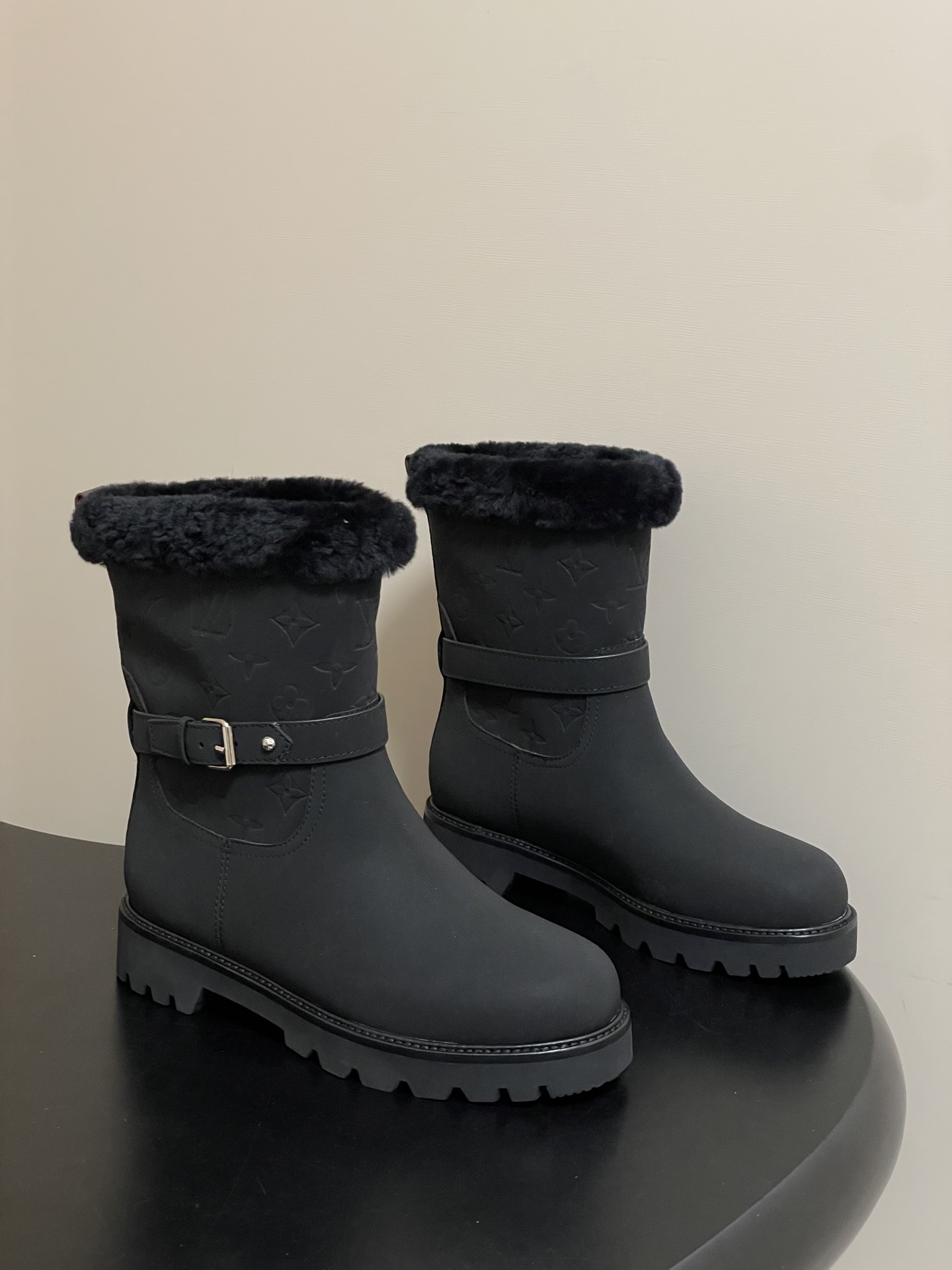 NO:668034,- 25Ss new autumn and winter Louis vuiteeon LV TERRITORY ankle boots thick-soled snow boots wool ankle boots short boots This Territory flat-soled ankle boots are nubuck calf leather with a partially embossed Monogram pattern and are matched with a stable rubber outsole. The comfortable shearling lining appears in the form of hemming at the top of the boot shaft. Yingze buckles and studs highlight the belt-style sash. The upper is nubuck and the lining is made of wool.  Sole leather welt combined with rubber outsole, size 35-39 (40.41 custom made, non-returnable), snow boots, louis vuitton, louis vuitton, boots, cowhide19860909- 25Ss秋冬新款Louis vuiteeon LV TERRITORY 及踝靴厚底雪地靴羊毛及踝靴短靴 本款Territory平底及踝靴为正绒面牛皮革局部压印Monogram图 案,搭配稳固橡胶外底.舒适羊毛皮内衬在靴筒顶部以包边形式呈 现.莹泽搭扣与饰钉点亮腰带风格饰带. 鞋面牛磨砂 内里垫脚羊毛 鞋底真皮沿条组合橡胶大底 码数35-39（40.41定做不退换）,雪地靴,louis vuitton,louis vuitton,boots,cowhide,Women's Shoes