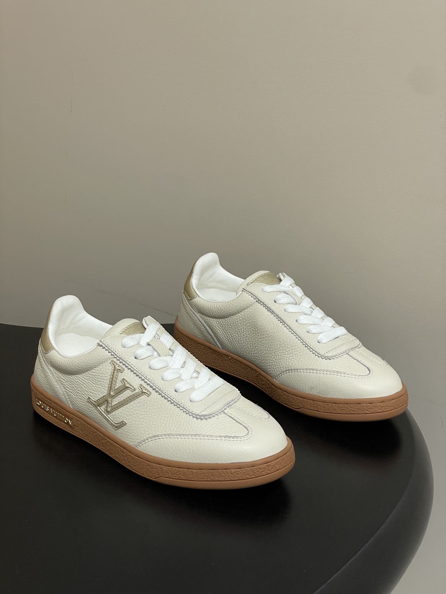 NO:668038,- (With high-end airplane case) 2026 new spring and summer LOUIS VUITTON Louis Vuitton LV FRONTROW sports shoe series thick-soled casual sports shoes. This frontrow sports shoe is made of soft grained cow leather to achieve a smooth shoe body profile. The LV letter mark has a metallic leather patch on the side, and the Louis Vuitton logo rests on the rubber outsole. The lined insole and lightweight outsole jointly bring a comfortable and soft experience. The upper is cowhide and the lining is sheepskin.  Open-molded rubber outsole, women's size 35-39 (40.41 custom-made, non-returnable), casual shoes/sports shoes, louis vuitton, louis vuitton, louis vuitton, sneakers, cowhide, sheepskin19860909-（配高档飞机盒） 2026春夏新款 LOUIS VUITTON 路易威登 LV FRONTROW运动鞋系列厚底休闲运动鞋 本款Frontrow运动鞋选用柔软粒面牛皮革,成就流畅鞋身轮廓.LV字母标记侧面的金属质感皮革贴饰,路易威登标识栖身橡胶外底.加 衬内底和轻盈外底共同带来舒柔体验. 鞋面牛皮 内里垫脚羊皮 鞋底开模橡胶大底 码数女35-39（40.41定做不退换）,休闲鞋/运动鞋,louis vuitton,louis vuitton,louis vuitton,sneakers,cowhide,sheepskin,Women's Shoes