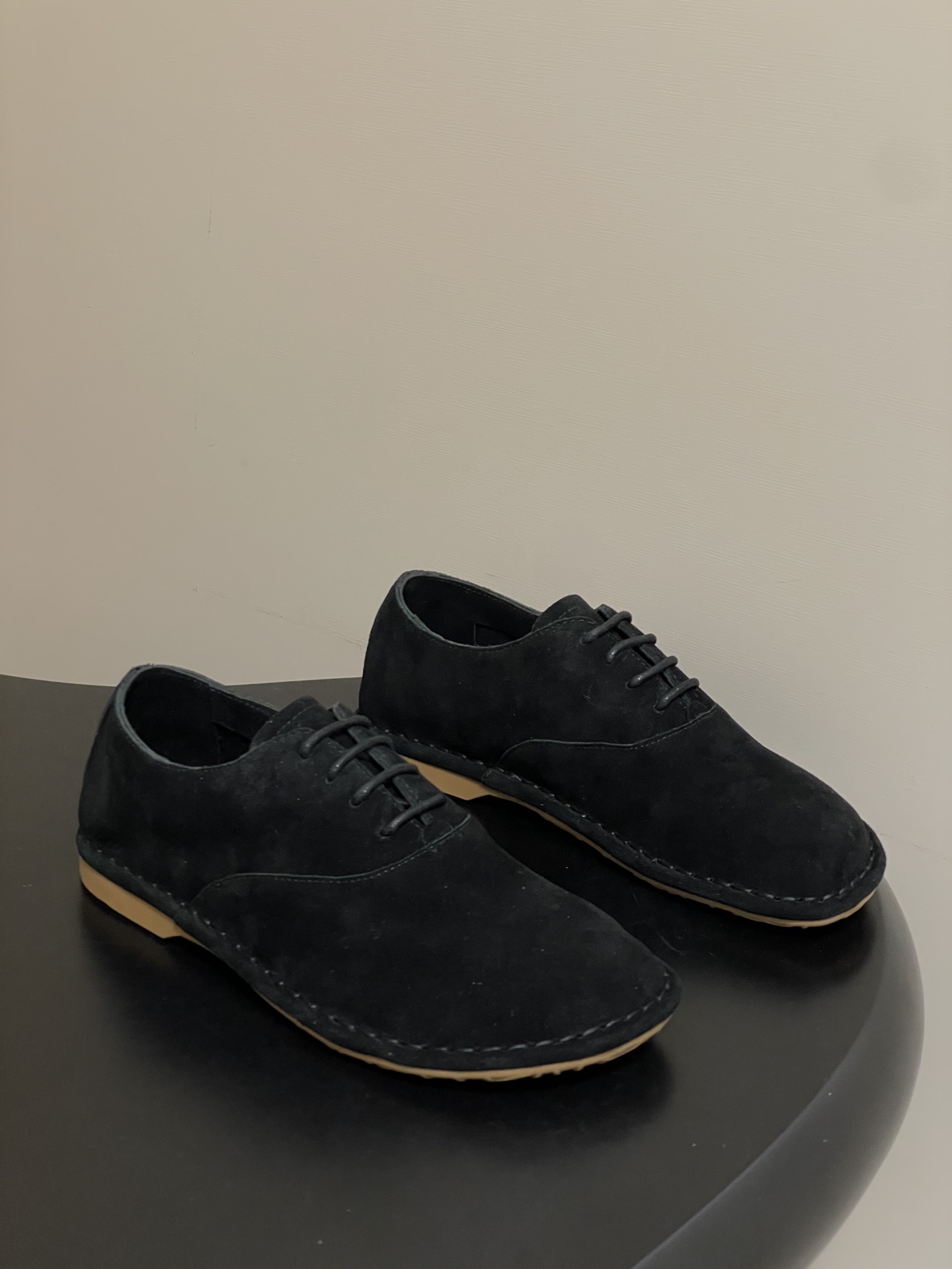 NO:668033,- LOEWE 26 spring and summer new style Derby shoes, round-toe loafers, retro suede flat shoes. Suede cowhide round-toe derby shoes, with wide moccasin toe structure, suede piping, logo leather mark on the side of the heel, first-layer cowhide insole, lightweight rubber outsole, first-class feel and versatile straight-leg pants type. The round toe is cute and cute. One shoe can be worn in two places. The heel can be stepped on as a British slipper. Very easy to match.  Soft and waxy on the feet, super comfortable!  Upper cow suede, inner lining: sheepskin, molded rubber outsole, size 35-39 (40.41.42 custom-made, non-returnable), loafers, loewe, loewe, loafers, cowhide, sheepskin19860909- LOEWE 罗意威 26春夏新款 德比鞋圆头乐福鞋复古绒面平底单鞋 绒面牛皮圆头德比鞋,采用宽大的莫卡辛鞋头结构绒面革滚边,鞋跟侧面logo皮标,头层牛皮鞋垫轻量化橡胶大底,脚感一流百搭直筒裤型 圆头圆脑的鞋头可可爱爱 一鞋两穿 后跟可踩下当英伦拖 超好搭配 上脚软软糯糯 超级无敌舒适！ 鞋面牛反绒 内里垫脚: 羊皮  鞋底开模橡胶大底 码数35-39（40.41.42定做不退换）,乐福鞋,loewe,loewe,loafers,cowhide,sheepskin,Women's Shoes