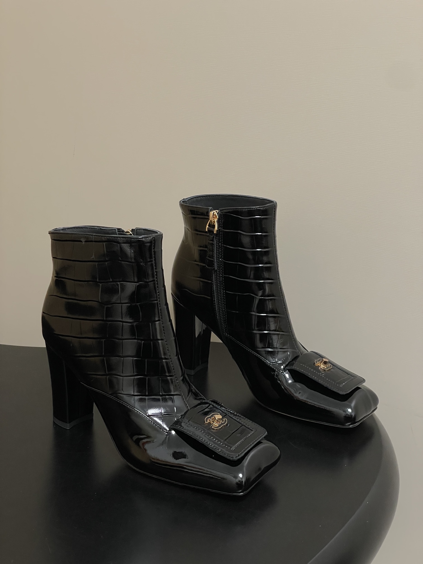 NO:668044,- Chanel 2026 spring and summer new model Xiaoxiang catwalk style iconic double C school bag buckle classic double color matching half moon square flat head stone pattern leather high heel side zipper boots/short boots adopts a classic and elegant design style, while incorporating fashion elements, both retro and modern, suitable for various occasions. The classic double color matching of the shoe body, this color is not only luxurious and eye-catching, but also visually brightens the skin tone, adding a noble temperament to the wearer.  Thick high-heeled style, not tiring the feet, while providing a certain height, ensuring the stability and comfort of wearing, suitable for long-term wear. Upper stone pattern calf leather, lining silk sheepskin, sole Italian genuine leather outsole, heel height 8.5cm, size 35-39 (34.40.41.42 custom-made, non-refundable), boots, chanel, chanel, boots, sheepskin, Leather soles19860909- Chanel 香奈儿2026春夏新款 小香走秀款标志性双C书包扣经典双拼色半月方平头石头纹皮面高跟侧拉链长靴/短靴 采用了经典且优雅的设计风格,同时融入时尚元素,兼具复古与现代感,适合多种场合穿着. 鞋身经典的双拼色,这种色调不仅奢华亮眼,还能在视觉上提亮肤色,为穿着者增添高贵气质. 粗高跟款式,不累脚,在提供一定高度的同时,保证了穿着的稳定性和舒适度,适合长时间穿着. 鞋面石头纹小牛油皮 内里垫脚丝绸羊皮 鞋底意大利真皮大底 跟高8.5cm 码数35-39（34.40.41.42定做不退换）,靴子,chanel,chanel,boots,sheepskin,Leather soles,Women's Shoes