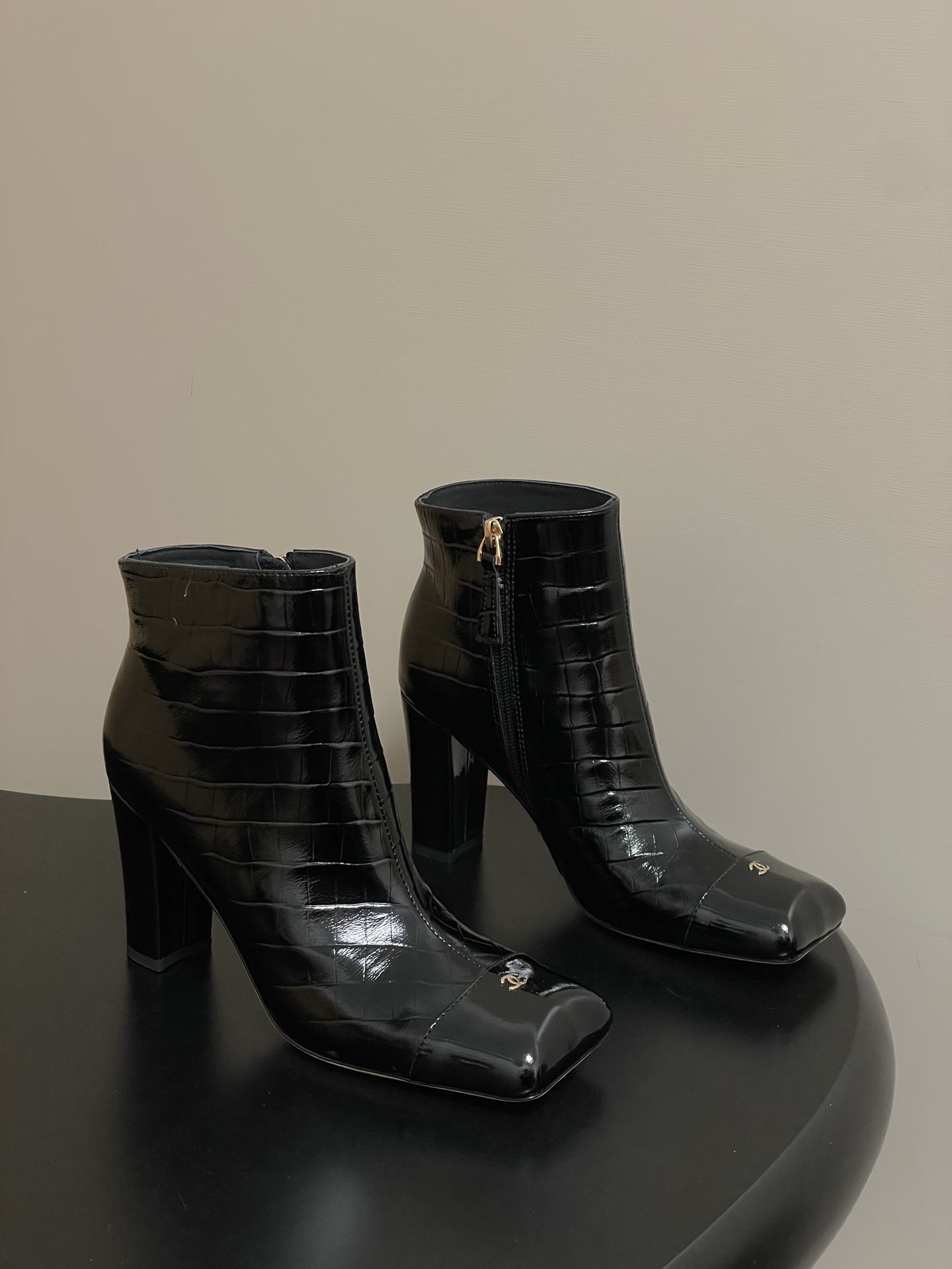 NO:668041,- Chanel Chanel 2026 spring and summer new model Xiaoxiang catwalk style iconic double C buckle classic double color matching half moon square flat head stone pattern leather high heel side zipper boots/boots adopt a classic and elegant design style, while incorporating fashion elements, both retro and modern, suitable for various occasions. The classic double color matching of the shoe body, this color is not only luxurious and eye-catching, but also visually brightens the skin tone, adding a noble temperament to the wearer.  Thick high-heeled style, not tiring the feet, while providing a certain height, ensuring the stability and comfort of wearing, suitable for long-term wear. Upper stone pattern calf leather, lining silk sheepskin, sole Italian genuine leather outsole, heel height 8.5cm, size 35-39 (34.40.41.42 custom-made, non-refundable), boots, chanel, chanel, boots, sheepskin, Leather soles19860909- Chanel 香奈儿2026春夏新款 小香走秀款标志性双C扣经典双拼色半月方平头石头纹皮面高跟侧拉链长靴/短靴 采用了经典且优雅的设计风格,同时融入时尚元素,兼具复古与现代感,适合多种场合穿着. 鞋身经典的双拼色,这种色调不仅奢华亮眼,还能在视觉上提亮肤色,为穿着者增添高贵气质. 粗高跟款式,不累脚,在提供一定高度的同时,保证了穿着的稳定性和舒适度,适合长时间穿着. 鞋面石头纹小牛油皮 内里垫脚丝绸羊皮 鞋底意大利真皮大底 跟高8.5cm 码数35-39（34.40.41.42定做不退换）,靴子,chanel,chanel,boots,sheepskin,Leather soles,Women's Shoes