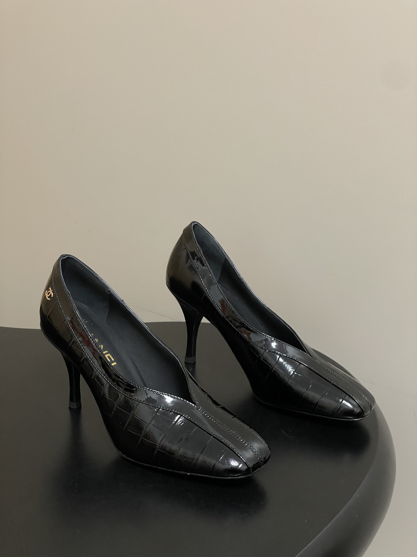 NO:668049,- Chanel Chanel 2026 spring and summer new style Xiaoxiang catwalk style iconic double C buckle classic double color matching crocodile pattern leather high heels adopt a classic and elegant design style, while incorporating fashion elements, both retro and modern, suitable for various occasions. The classic double color matching of the shoe body is not only luxurious and eye-catching, but also visually brightens the skin tone, adding a noble temperament to the wearer.  The high-heeled style does not tire the feet. It provides a certain height while ensuring the stability and comfort of wearing, suitable for long-term wear. The upper is stone-patterned calf leather, the inner lining is silk sheepskin, the sole is Italian genuine leather, the heel height is 8.5cm, the size is 35-39 (34.40.41.42 is customized and non-returnable), high-heeled shoes, chanel, chanel, high heels, sheepskin, Leather soles19860909- Chanel 香奈儿2026春夏新款 小香走秀款标志性双C扣经典双拼色鳄鱼纹皮面高跟鞋 采用了经典且优雅的设计风格,同时融入时尚元素,兼具复古与现代感,适合多种场合穿着. 鞋身经典的双拼色,这种色调不仅奢华亮眼,还能在视觉上提亮肤色,为穿着者增添高贵气质. 高跟款式,不累脚,在提供一定高度的同时,保证了穿着的稳定性和舒适度,适合长时间穿着. 鞋面石头纹小牛油皮 内里垫脚丝绸羊皮 鞋底意大利真皮大底 跟高8.5cm 码数35-39（34.40.41.42定做不退换）,高跟鞋单鞋,chanel,chanel,high heels,sheepskin,Leather soles,Women's Shoes