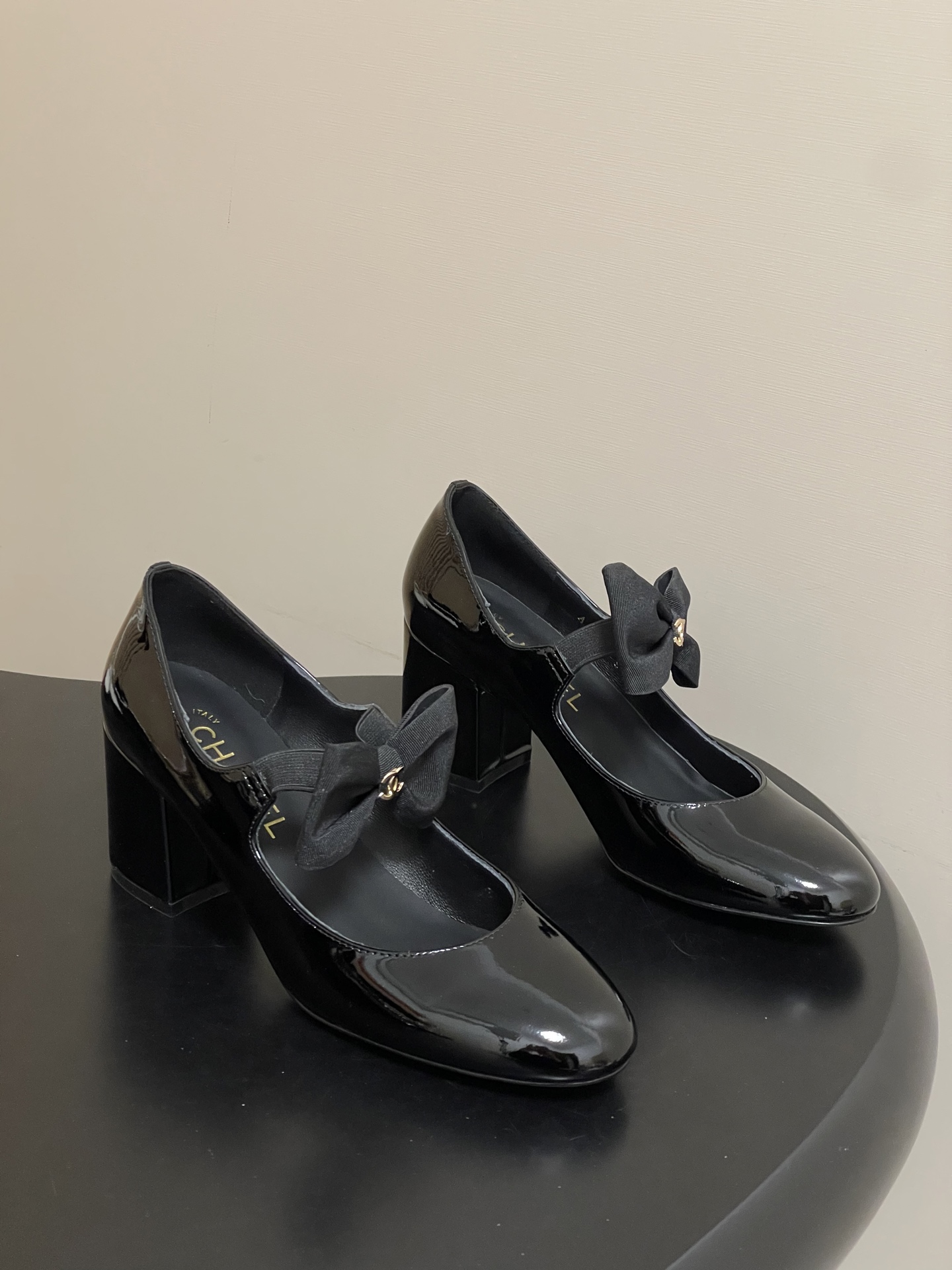 NO:668021,- Chanel Xiaoxiang's 2025 autumn and winter catwalk style double C giant pearl heel Mary Jane shoes double C buckle bow high heel shoes shocked everyone when they appeared on the fashionable T stage in Milan, and successfully promoted to the dream boots of fashion people. The combination of the classic double C logo and the giant pearl heel design is simple and elegant and fully displays the brand style. It is a hit in any photo. The giant pearl heel is a miracle, breaking the conventional design, which not only adds a luxurious and romantic atmosphere to the whole.  It can be easily adapted to the streets of bustling cities and parties. Paired with a pair of slim jeans, you can instantly transform into a cool street trendy person. Put on a gorgeous evening dress and become the elegant focus of the dinner. This pair of boots is not just a pair of shoes, but also the embodiment of fashion spirit!  It is an excellent choice for fashionistas to express their personality and taste!  Sheepskin upper, sheepskin lining, Italian genuine leather outsole, heel height 7cm, size 35-39 (34.40.41 customized, non-returnable), single shoes Mary Jane, chanel, boots, mary jane, jeans, sheepskin, Leather soles19860909- Chanel 小香2025秋冬走秀款双C巨型珍珠跟 玛丽珍鞋双C扣蝴蝶结高跟单鞋 在米兰时尚的T台上 亮相便艳惊四座,成功晋升为潮流人士的梦中情靴 .经典的双C标志与巨型珍珠跟设计相结合,简洁大气又尽显品牌格调 随便一拍都很出片.那巨型珍珠鞋跟更是神来之笔,突破常规的设计 不仅为整体增添了奢华浪漫的氛围 . 繁华都市的街头 派对的现场 它都能轻松适配,搭配一条修身牛仔裤 瞬间化身酷飒的街头潮人,换上一袭华丽晚装 成为晚宴上的优雅焦点 这双靴子 不只是一双鞋履 更是时尚精神的具象化！ 是时尚达人们表达个性与品味的绝佳选择！ 鞋面羊皮 内里垫脚羊皮 鞋底意大利真皮大底 跟高7cm 码数35-39（34.40.41定做不退换）,单鞋玛丽珍,chanel,boots,mary jane,jeans,sheepskin,Leather soles,Women's Shoes