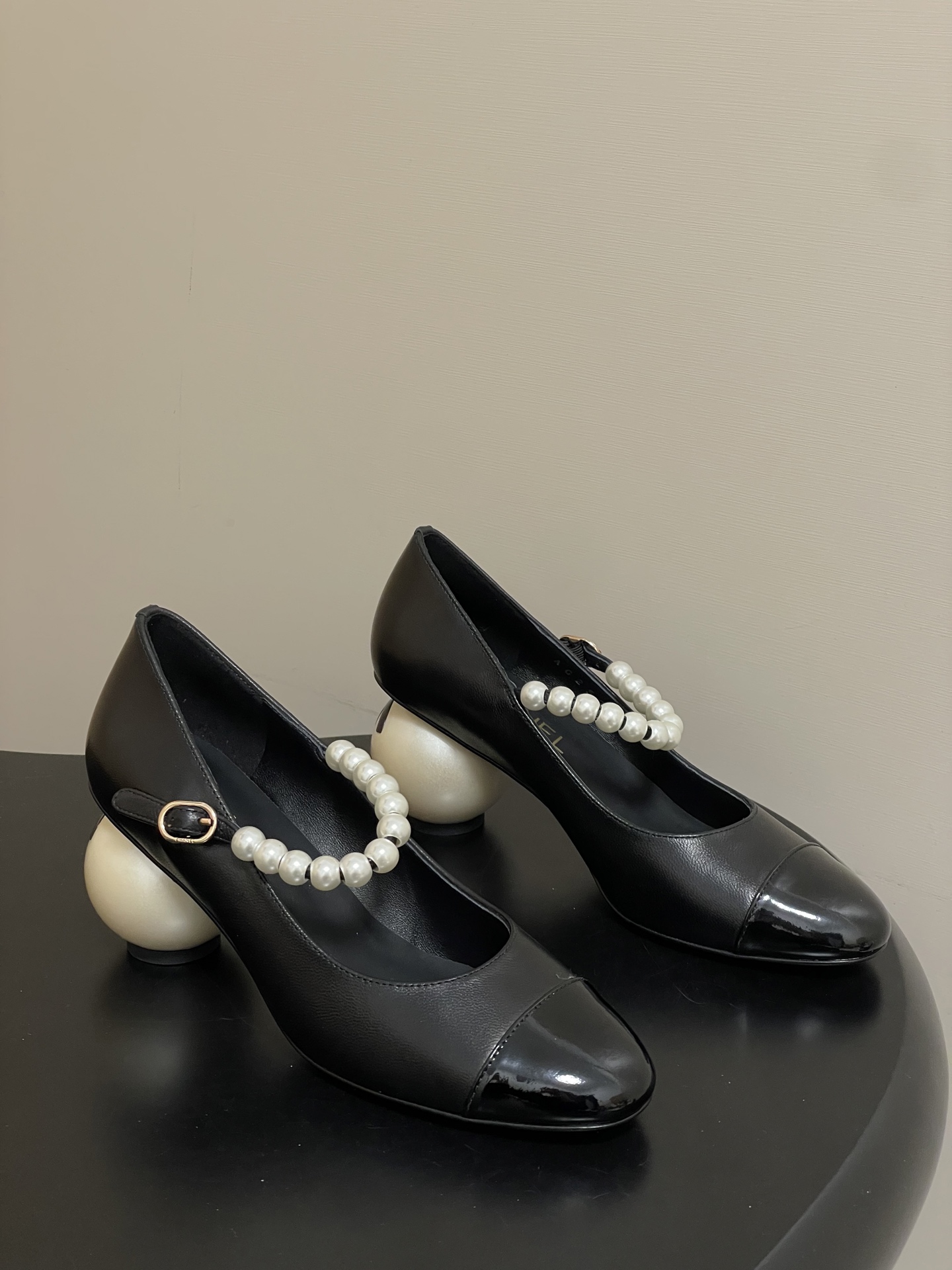 NO:668023,- Chanel Xiaoxiang's 2025 autumn and winter catwalk style double C giant pearl heel Mary Jane shoes pearl chain high heel shoes shocked everyone when they debuted on the fashionable T stage in Milan, and successfully promoted to the dream boots of fashion people. The combination of the classic double C logo and the giant pearl heel design is simple and elegant and shows the brand style. It is stunning in any photo. The giant pearl heel is a miracle, breaking the conventional design, which not only adds a luxurious and romantic atmosphere to the whole.  It can be easily adapted to the streets of bustling cities and parties. Paired with a pair of slim jeans, you can instantly transform into a cool street trendy person. Put on a gorgeous evening dress and become the elegant focus of the dinner. This pair of boots is not just a pair of shoes, but also the embodiment of fashion spirit!  It is an excellent choice for fashionistas to express their personality and taste!  Sheepskin upper, sheepskin lining, Italian genuine leather outsole, heel height 7cm, size 35-39 (34.40.41 customized, non-returnable), single shoes Mary Jane, chanel, boots, mary jane, jeans, sheepskin, Leather soles19860909- Chanel 小香2025秋冬走秀款双C巨型珍珠跟 玛丽珍鞋珍珠链高跟单鞋 在米兰时尚的T台上 亮相便艳惊四座,成功晋升为潮流人士的梦中情靴 .经典的双C标志与巨型珍珠跟设计相结合,简洁大气又尽显品牌格调 随便一拍都很出片.那巨型珍珠鞋跟更是神来之笔,突破常规的设计 不仅为整体增添了奢华浪漫的氛围 . 繁华都市的街头 派对的现场 它都能轻松适配,搭配一条修身牛仔裤 瞬间化身酷飒的街头潮人,换上一袭华丽晚装 成为晚宴上的优雅焦点 这双靴子 不只是一双鞋履 更是时尚精神的具象化！ 是时尚达人们表达个性与品味的绝佳选择！ 鞋面羊皮 内里垫脚羊皮 鞋底意大利真皮大底 跟高7cm 码数35-39（34.40.41定做不退换）,单鞋玛丽珍,chanel,boots,mary jane,jeans,sheepskin,Leather soles,Women's Shoes