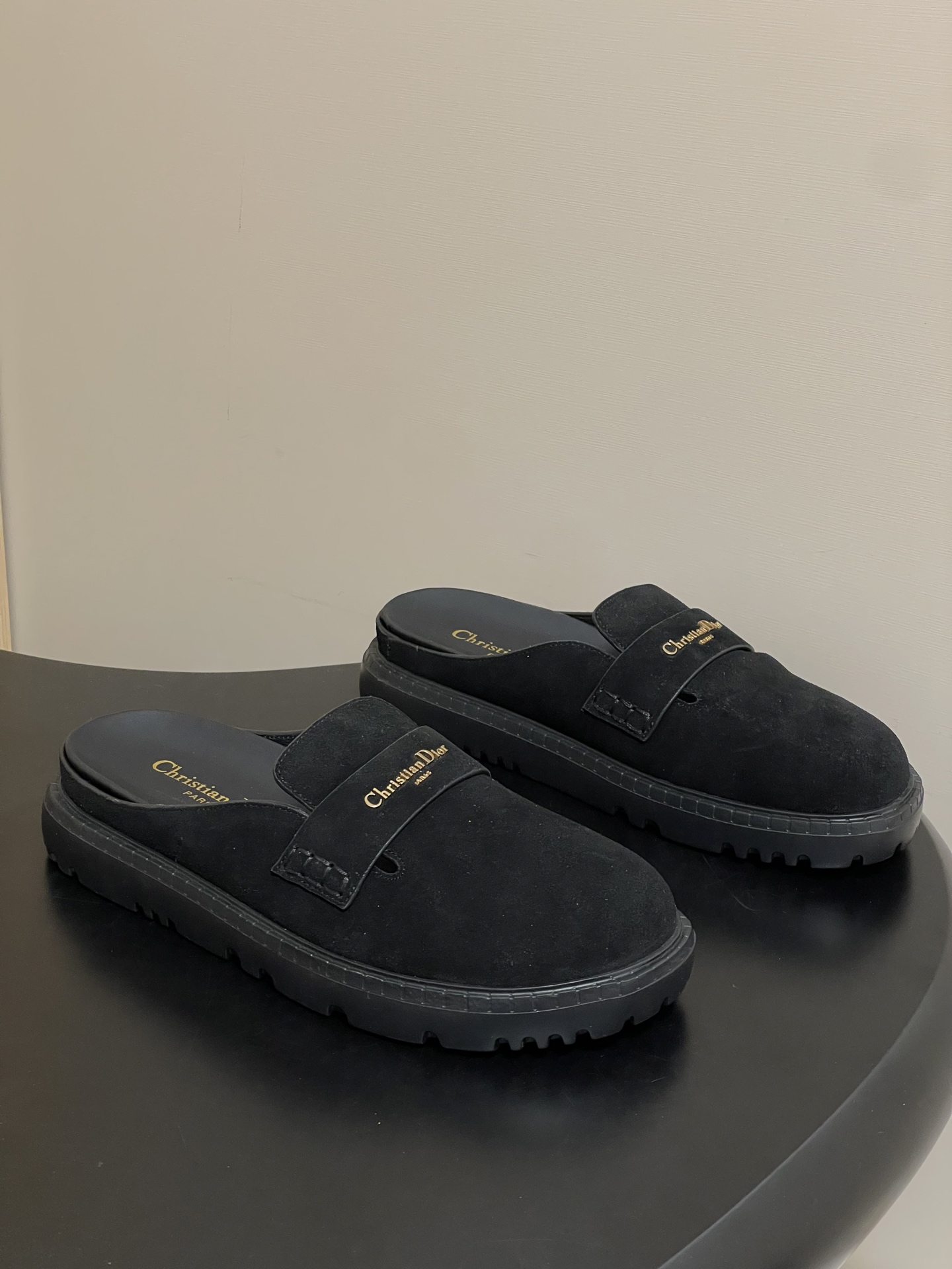 NO:668480,- 26ss spring and summer new Dior D-Boy mule shoes, toe flat half slippers CD letter hardware buckle thick bottom casual slippers. This Dior Boy mule shoe is a new product of the 2026 early spring ready-to-wear series. It cleverly combines the casual silhouette of clogs with Dior's classic logo of haute couture style. It is carefully made of rope beige/black suede cow leather, with a round toe, and the upper is embellished with golden tones Christian Dior  Paris logo enhances style. Thick tonal notch sole design, fashionable and comfortable. Customized high mercerized cow suede upper, sheepskin lining, original molded rubber outsole, size 35-39 (40.41 custom-made, non-returnable), half drag, dior, dior, slippers, cowhide, sheepskin19860909- 26ss春夏新款Dior迪奥D-Boy穆勒鞋 包头平底半拖鞋CD字母五金扣厚底休闲拖鞋 这款Dior Boy穆勒鞋是二零二六早春成衣系列新品,将木底鞋的休闲廓形与Dior的高订风格经典标识巧妙结合.采用绳米色/黑色绒面牛皮革精心制作,搭配圆形鞋头,鞋面点缀以金色调Christian Dior Paris标志提升格调.厚实的同色调凹口鞋底设计,时尚舒适. 鞋面定制高丝光牛反绒 内里垫脚羊皮 鞋底原版开模橡胶大底 码数35-39（40.41定做不退换）,半拖,dior,dior,slippers,cowhide,sheepskin,Women's Shoes