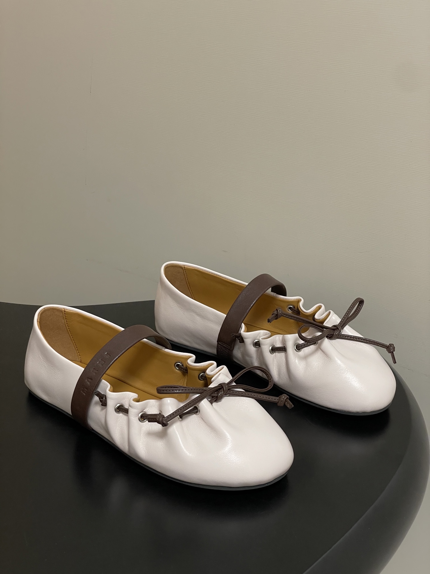 NO:668463,- 2026 spring and summer new model MARNI 26Fw pleated bow ballet flat Mary Jane shoes with round toe outline, contrasting color upper, brown bow and shoe straps, the overall presentation is cute and minimalist. The super cute MARNI ballet shoes, color matching, loose laces are just sweet and cool.  The romantic season of Balletcore is here again. When you open your shoe cabinet, ballet shoes are definitely the one item that can match everything and lighten up everything!  Calfskin upper, sheepskin lining, molded rubber outsole, size 35-39 (40.41 custom made, non-returnable), ballet shoes, marni, mary jane, cowhide, sheepskin19860909- 2026春夏新款 MARNI玛尼26Fw 褶皱蝴蝶结芭蕾舞鞋平底玛丽珍单鞋 圆头轮廓、撞色鞋面、棕色蝴蝶结与鞋口绑带,整体呈现可爱、极简的调性. 超嗲的MARNI 芭蕾舞鞋,拼色自带松弛感系带甜酷得刚好. 属于Balletcore的浪漫季节又到了.打开鞋柜,芭蕾舞鞋绝对是那件既能搭配一切又能点亮一切的单品！ 鞋面小牛皮 内里垫脚羊皮 鞋底开模橡胶大底 码数35-39（40.41定做不退换）,芭蕾舞鞋,marni,mary jane,cowhide,sheepskin,Women's Shoes