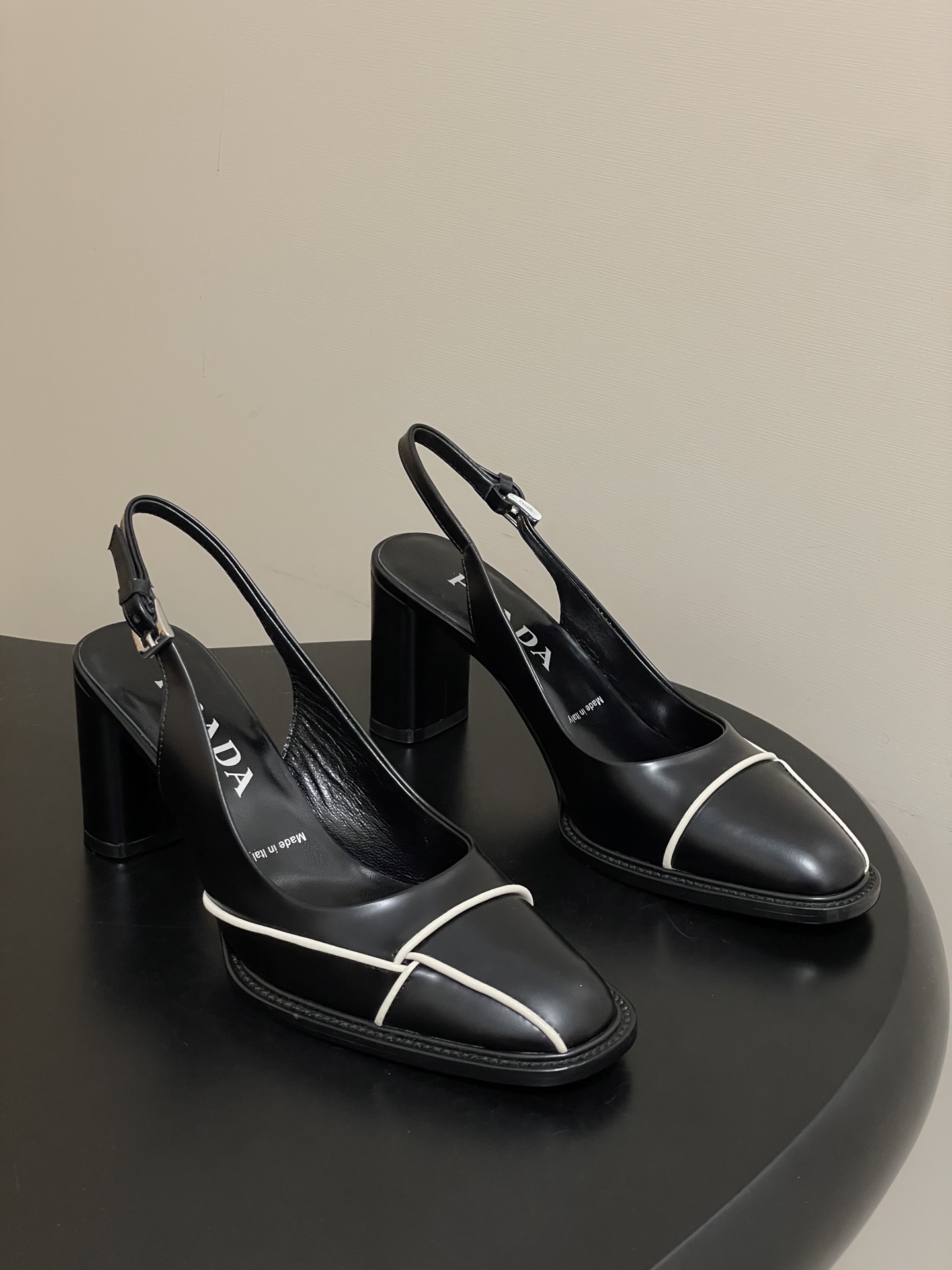 NO:668462,- Prada's vintage bowling series high-heeled shoes, catwalk style, retro stitched high-heeled shoes/empty-back sandals, small square-toe special-shaped heels, contrasting topstitching to outline a neat outline, brown, black and gray three colors with matte leather for a high-end feel, special-shaped thick heels for an effortless Italian modernity, stepping on your feet and you will feel Italian modernity with its own aura. Minimalism and avant-garde are blended into daily wear. Beaded cowhide on the upper and sheepskin on the lining.  Sole Italian genuine leather outsole, heel height 7cm, size 35-39 (40.41 custom made, non-refundable), sandals, prada, prada, sandals, high heels, cowhide, sheepskin, Leather soles19860909- Prada普拉达中古vintage保龄球系列高跟鞋走秀款复古缝线高跟单鞋/后空凉鞋 小方头异形跟鞋 撞色明线勾勒出利落轮廓 棕黑灰三色揉着哑光皮质的高级感 异形粗跟踩出不费力的意式摩登 踩上脚就是自带气场的意式摩登 把极简与先锋揉进日常穿搭里 鞋面开边珠牛皮 内里垫脚羊皮 鞋底意大利真皮大底 跟高7cm 码数35-39（40.41定做不退换）,凉鞋单鞋,prada,prada,sandals,high heels,cowhide,sheepskin,Leather soles,Women's Shoes