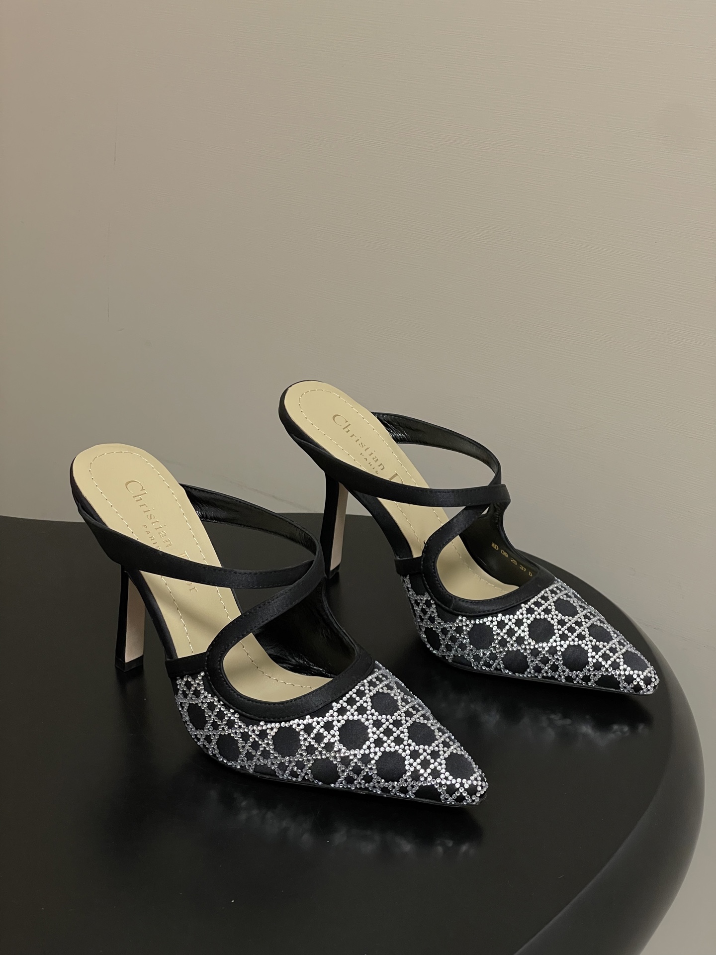 NO:668472,-Top quality (with high-end airplane box) 26ss spring and summer new Dior D-Capture dazzling galaxy series classic cannage pattern hot rhinestone mesh crystal rhinestone high-heeled shoes kitten heel back empty sandals pointed toe high-heeled mule shoes cat heel toe half slippers wedding shoes catwalk new bling...bling... mesh crystal rhinestone single shoes sandals wedding shoes series The same style of stars with rhinestone cannage pattern, crystal hot rhinestone decoration for embellishment!  Cute and playful, age-reducing without losing the sense of high-end ~ the sense of sight of a wealthy daughter ~ elegant and ladylike style!  Super beautiful on the feet ~ full of elegance. A must-have item for exquisite little fairies. Customized mesh upper/silk with hot Australian rhinestones. Sheepskin lining. Italian grade A genuine leather outsole. Heel height 9.5, size 35-39 (40.41.42 custom-made, non-returnable), half-slip heels, dior, dior, sandals, high heels, slippers, sheepskin, real silk, Leather soles19860909-顶级品质（配高档飞机盒） 26ss春夏新款Dior 迪奥D-Capture璀璨星河系列经典藤格纹烫钻网纱水晶钻高跟单鞋小猫跟后空凉鞋尖头高跟穆勒鞋猫跟包头半拖鞋婚鞋 走秀新款bling...bling...网纱水晶钻单鞋凉鞋婚鞋系列 明星同款水钻藤格纹图案,水晶烫钻饰以点缀！ 可爱俏皮减龄又不失高级感～富家千金即视感～高雅大气名媛风！ 上脚超美～尽显优雅气质 精致小仙女必入单品 鞋面定制网面/真丝镶烫澳洲水钻 内里垫脚羊皮 鞋底意大利A级真皮大底 跟高9.5 码数35-39（40.41.42定做不退换）,半拖高跟鞋,dior,dior,sandals,high heels,slippers,sheepskin,real silk,Leather soles,Women's Shoes