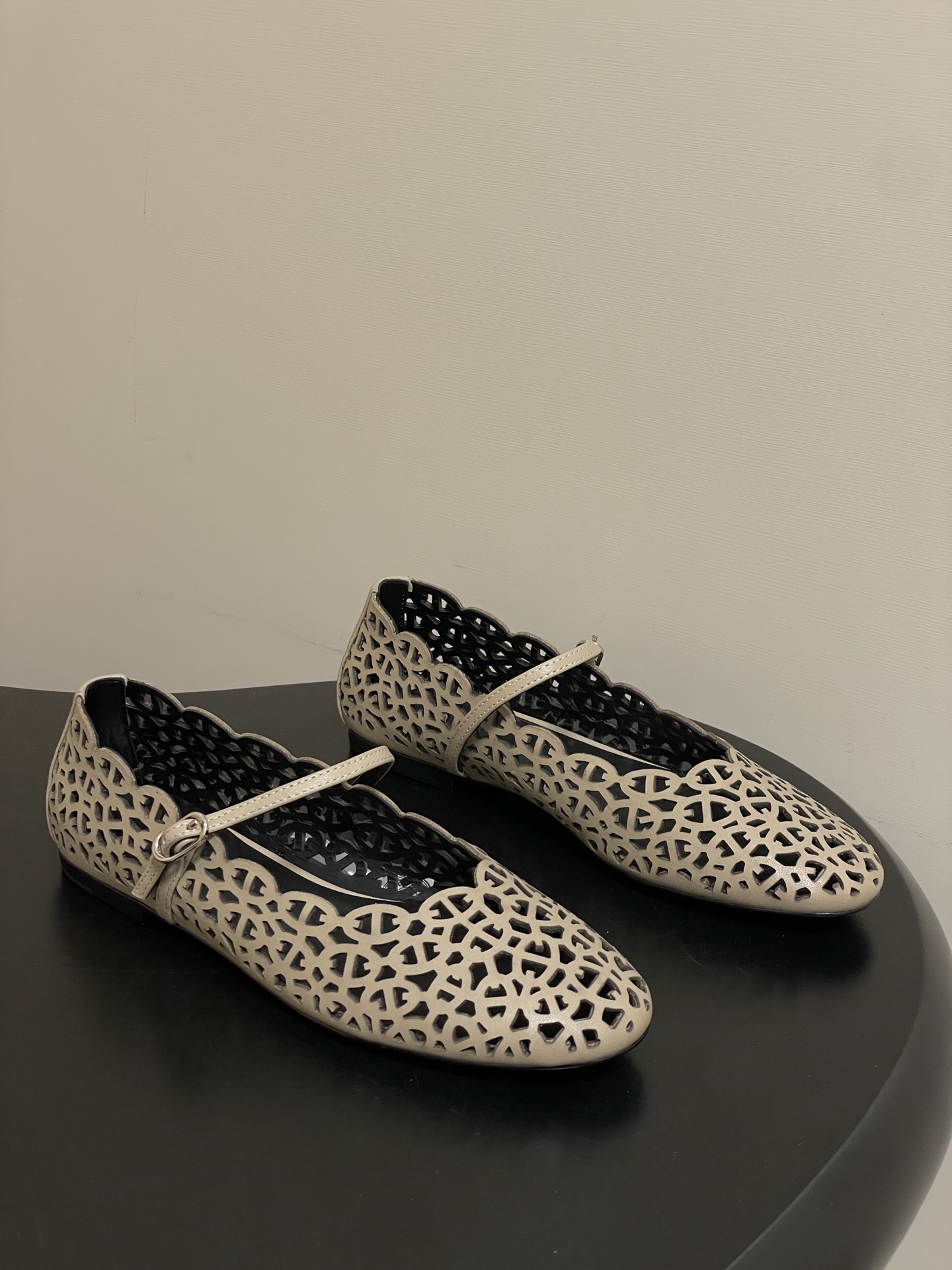 NO:668456,- Hermes H 26s new spring and summer Meli ballet shoes hollowed out Mary Jane flat shoes Calfskin ballet shoes, the perforations are inspired by the 'Chained'Ancre' pattern. Create a fashionable and feminine look. The classic pig nose pattern is connected, and the hollowing out makes the black color no longer look dull, looming skin exposure; Continuing this year's knitting technology + hollowed out upper design, flat shoes are more suitable for matching skirts. Upper cowhide  Sheepskin lining, Italian grade A genuine leather outsole, size 35-39 (40.41 custom made, non-refundable), ballet shoes, hermes, hermes, mary jane, flats, skirts, cowhide, sheepskin, Leather soles19860909- Hermes 爱马仕 H家26s春夏新款Meli芭蕾舞鞋镂空玛丽珍平底单鞋 小牛皮芭蕾舞鞋,镂孔灵感源自'Chained'Ancre'图案.打造时尚柔美造型. 经典猪鼻子图案衔接,镂空让黑颜色不再显得沉闷,若隐若现的露肤度；延续今年的编织工艺+挖空鞋面设计,平底鞋更适合搭配裙装了 鞋面牛皮 内里垫脚羊皮 鞋底意大利A级真皮大底 码数35-39（40.41定做不退换）,芭蕾舞鞋,hermes,hermes,mary jane,flats,skirts,cowhide,sheepskin,Leather soles,Women's Shoes