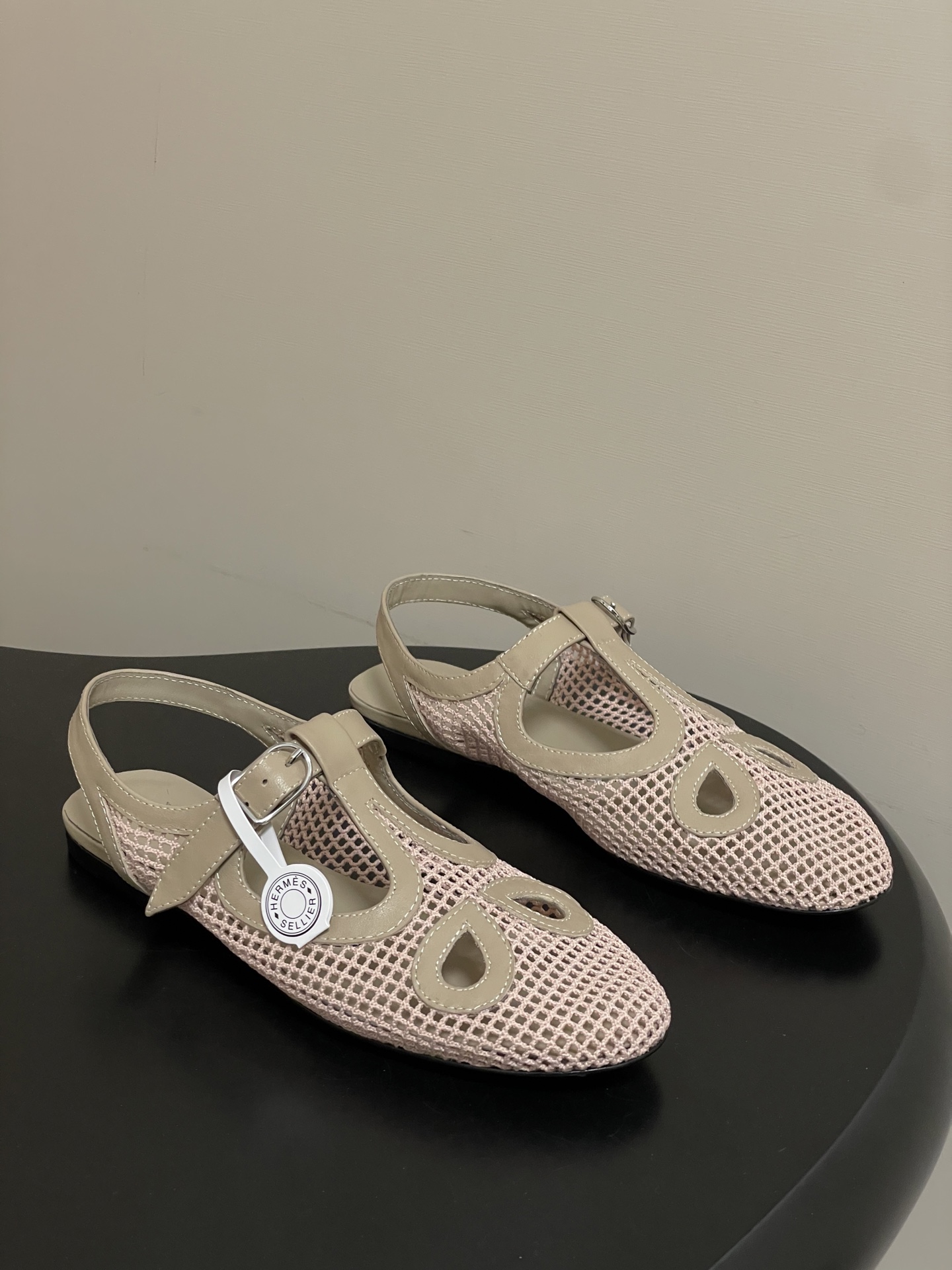 NO:668459,- Hermes H Home 26s new spring and summer Kim slingback sandals, Mary Jane shoes, hollow mesh flat sandals, knitted and calfskin Ghillies style slingback sandals. Decorated with perforations, creating a fashionable and feminine look!  Classic square toe style with highly recognizable brogue punched uppers, super versatile and fashionable. Many celebrity Internet celebrities plant grass. A must-have for spring and summer. Casual, comfortable and high-end. The uppers are super comfortable and not tight. The uppers are made of custom knitted mesh spliced calfskin. The lining is lambskin. The soles are Italian A-grade genuine leather outsole. Size 35-39 (40.41 custom-made and non-refundable). Sandals, hermes, hermes, sandals, mary  jane,cowhide,sheepskin,Leather soles19860909- Hermes 爱马仕 H家26s春夏新款Kim露跟凉鞋 玛丽珍鞋 镂空网面平底凉鞋 针织和小牛皮Ghillies风格露跟凉鞋.饰有镂孔,打造时尚柔美造型！经典的方头版型 搭配极具辨识度布洛克冲孔上脚超级百搭好看时髦 超多明星网红种草 春夏必备 随意舒适高级感 上脚超级舒适不勒脚 鞋面定制针织网面拼接小牛皮 内里垫脚小羊皮 鞋底意大利A级真皮大底 码数35-39（40.41定做不退换）,凉鞋,hermes,hermes,sandals,mary jane,cowhide,sheepskin,Leather soles,Women's Shoes