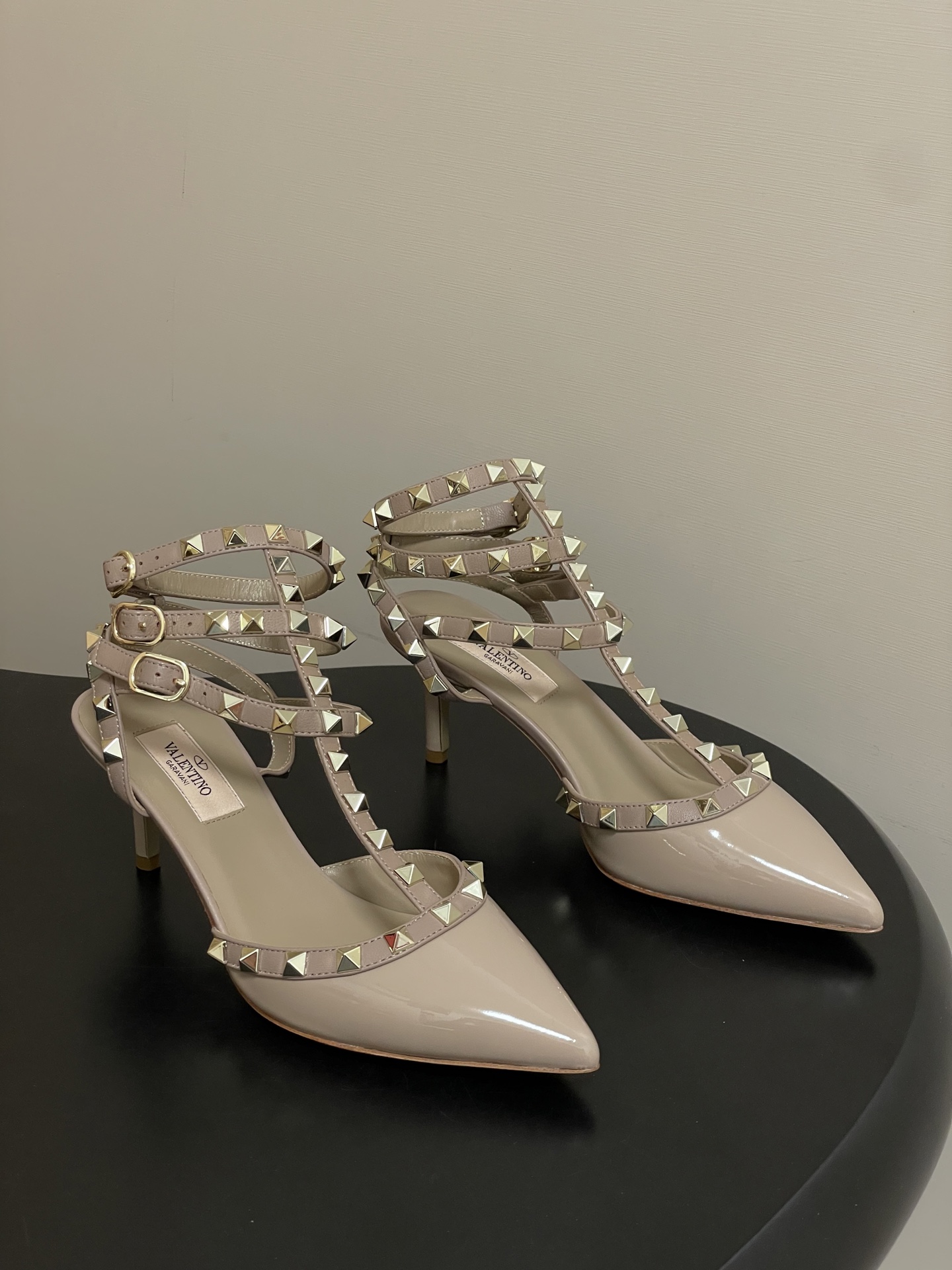 NO:668672,-Top quality (with airplane case 10) Classic Valentino ROCKSTUD patent leather lace-up rivet high-heeled shoes VT pointed-toe strap high-heeled sandals rivet strap classic sandals. Classic pointed-toe high-heeled design, smooth and elegant lines, exuding the sexy and capable temperament of mature women, very suitable for formal occasions or fashionable events. The upper foot is very pedicure type. The key point is that it is very good and easy to control. It does not grind or tire your feet. It is a walking artifact!  Exquisite hawk beak toe and side arc create sky-high patent leather high heels. The elegant Mary Jane charm and simple lines unlock various spring and summer commuting essentials and release the powerful queen's aura. The upper is cow patent leather and the lining is water-dyed sheepskin. The sole is Italian A-grade leather outsole. The second strap is 10cm/the third strap is 6.5cm.  Size 35-39 (34.40.41 customized, non-refundable), high heels and sandals, valentino, valentino, sandals, mary jane, high heels, sheepskin, Leather soles19860909-顶级品质（配飞机盒10） 经典款 Valentino 华伦天奴ROCKSTUD漆皮系带铆钉高跟鞋VT尖头环带高跟凉鞋铆钉绕带经典凉鞋 经典的尖头高跟设计,线条流畅优雅,散发着成熟女性的性感与干练气质,非常适合正式场合或时尚活动穿着. 上脚非常修脚型 重点是很好非常好驾驭 不磨脚不累脚 行走神器！ 精致的鹰嘴鞋头,侧身弧线美出天际漆皮高跟鞋.气质优雅的玛丽珍韵味,简约线条解锁各种春夏季搭配通勤必备,释放强大女王气场 鞋面牛漆皮 内里垫脚水染羊皮 鞋底意大利A级真皮大底 跟高二带10cm/三带6.5cm 码数35-39（34.40.41定做不退换）,高跟鞋凉鞋,valentino,valentino,sandals,mary jane,high heels,sheepskin,Leather soles,Women's Shoes