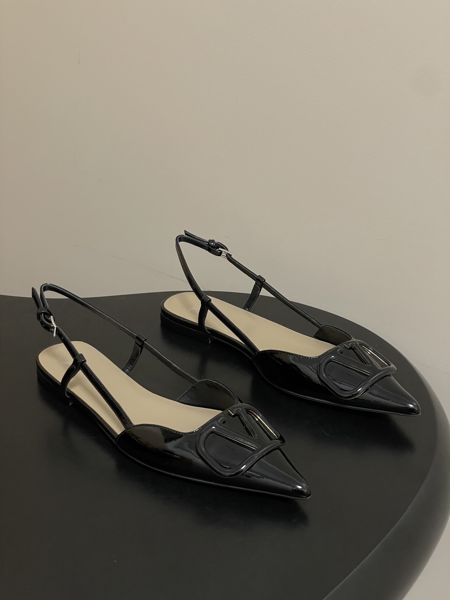 NO:668676,-Top quality (with airplane case 10) Classic model Valentino VLOGO SIGNATURE empty back sandals series pointed toe V buckle high heels patent leather kitten heel sandals flat sandals classic pointed high heel design, smooth and elegant lines, exuding the sexy and capable temperament of mature women, very suitable for formal occasions or fashionable events. The upper foot is very pedicure type. The key point is that it is very good and easy to control. It does not grind or tire your feet. It is a walking artifact!  Classic V LOGO elements, full of high-end sense!  It suddenly became sweet. The avant-garde VLOGO SIGNATURE shoe series interprets VALENTINO GARAVANI's candid attitude. Valentino Garavani V logo high heels are decorated with VLogo Signature and platinum tone VLogo Signature decoration! The golden V-shaped metal buckle is not only a classic symbol of Valentino, it adds a sense of luxury and recognition to the entire pair of shoes. It is also a popular fashion decorative element, making the shoes simple yet bright.  Upper cowhide/cow patent leather, lining foot pads, water-dyed sheepskin, sole Italian A-grade genuine leather outsole, high flat sole/4cm/8cm, size 35-39 (34.40.41 custom-made, non-returnable), high heels and sandals, valentino, valentino, sandals, high heels, cowhide, sheepskin, Leather soles19860909-顶级品质（配飞机盒10） 经典款 Valentino 华伦天奴 VLOGO SIGNATURE后空凉鞋系列 尖头V扣高跟鞋漆皮小猫跟凉鞋平底凉鞋 经典的尖头高跟设计,线条流畅优雅,散发着成熟女性的性感与干练气质,非常适合正式场合或时尚活动穿着. 上脚非常修脚型 重点是很好非常好驾驭 不磨脚不累脚 行走神器！ 经典 V LOGO元素,满满的高级感！瞬间甜蜜起来了. 前卫的VLOGO SIGNATURE 鞋履系列,诠释VALENTINO GARAVANI率真态度.Valentino Garavani V标志高跟鞋,配以VLogo Signature装饰,铂金色调 VLogo Signature装饰! 金色V型金属扣,这一元素不仅是Valentino的经典象征,为整双鞋增添了奢华感与辨识度,同时也是当下流行的时尚装饰元素,让鞋子在简约中不失亮点. 鞋面牛皮/牛漆皮 内里垫脚水染羊皮 鞋底意大利A级真皮大底 跟高平底/4cm/8cm 码数35-39（34.40.41定做不退换）,高跟鞋凉鞋,valentino,valentino,sandals,high heels,cowhide,sheepskin,Leather soles,Women's Shoes